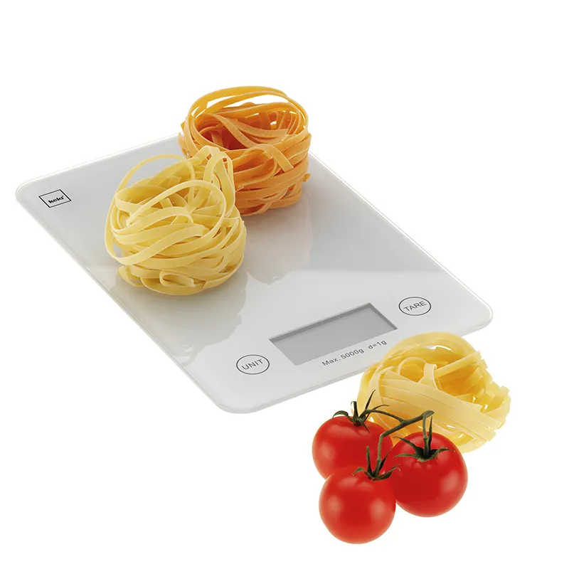 Digitale Küchenwaage mit Pasta und Tomaten - Präzises Abwiegen von Lebensmitteln Weiße digitale Küchenwaage mit drei Nestern frischer Pasta und roten Tomaten auf weißem Hintergrund
