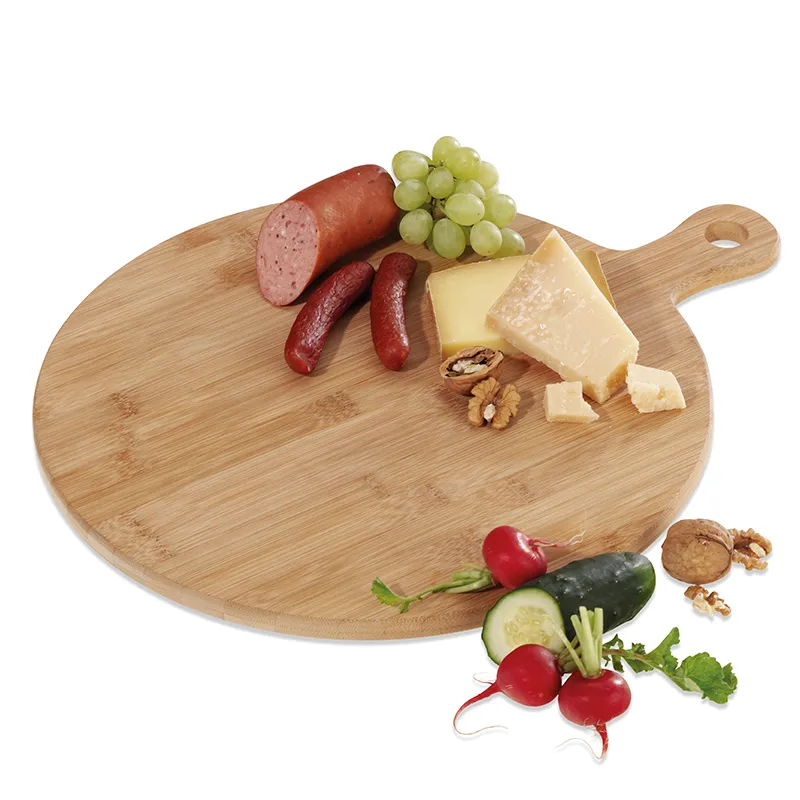 Charcuterie Board - Käse und Wurst Platte Holzbrett mit Wurst, Käse, grünen Trauben, Nüssen und frischem Gemüse wie Radieschen und Gurke