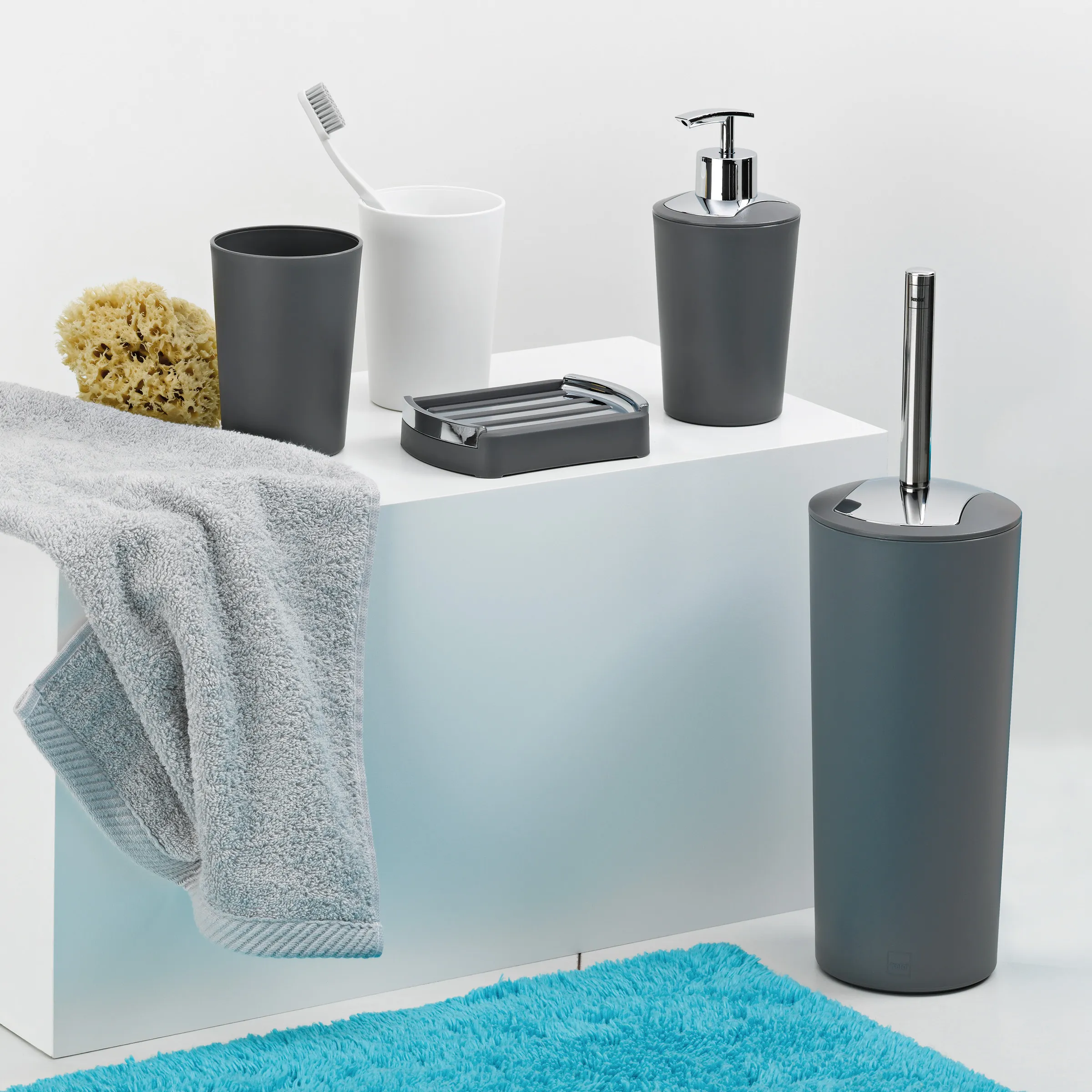 Badezimmer Accessoires Set - Keramik Badausstattung Badezimmer-Accessoires Set mit grauer und weißer Keramik, Handtuch, Zahnbürste, Seifenspender und Toilettenbürste.