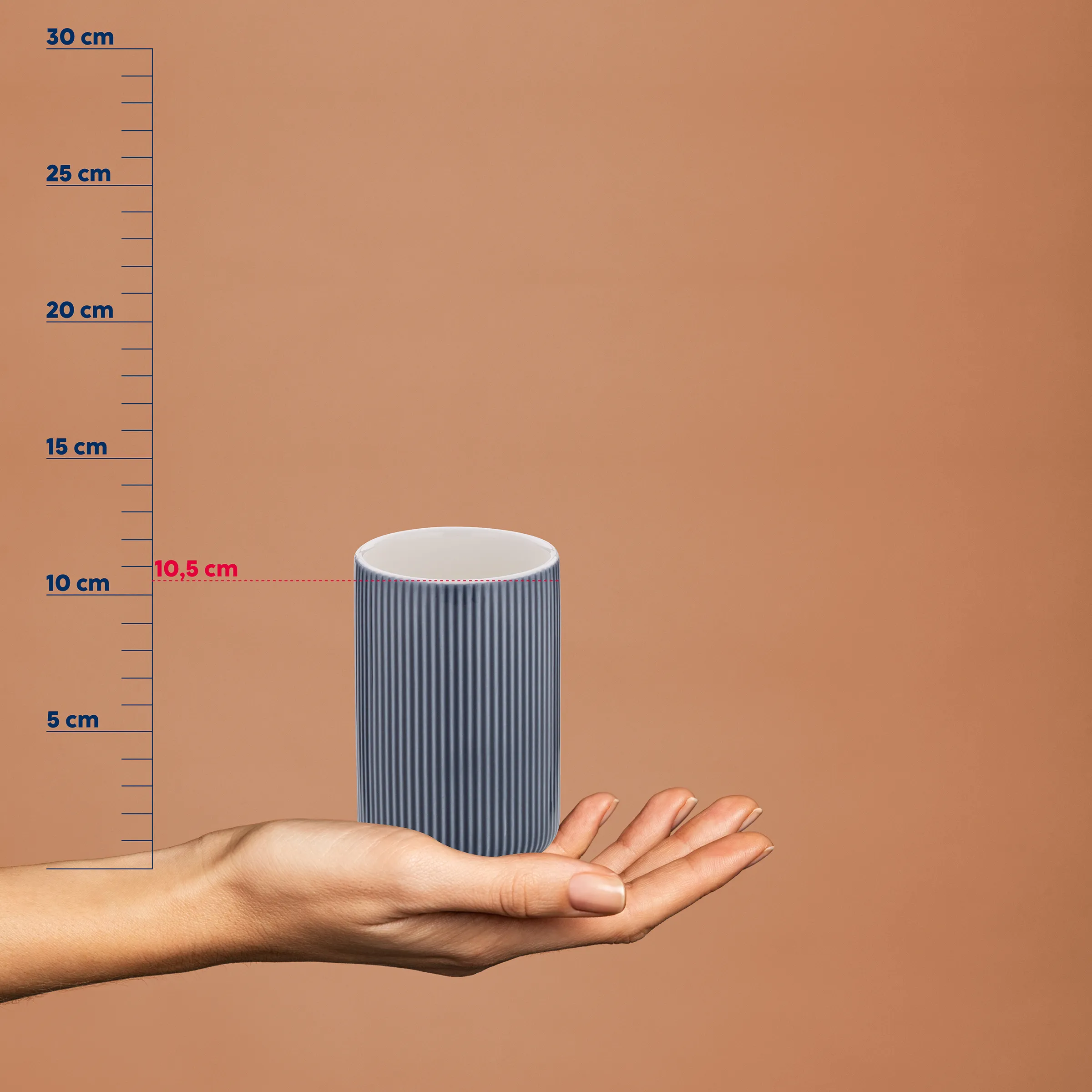 Blau-weiß gestreifter Becher Größenvergleich - 10,5 cm Höhe Produktfotografie Hand hält blau-weiß gestreiften Becher mit Größenskala, Höhe 10,5 cm