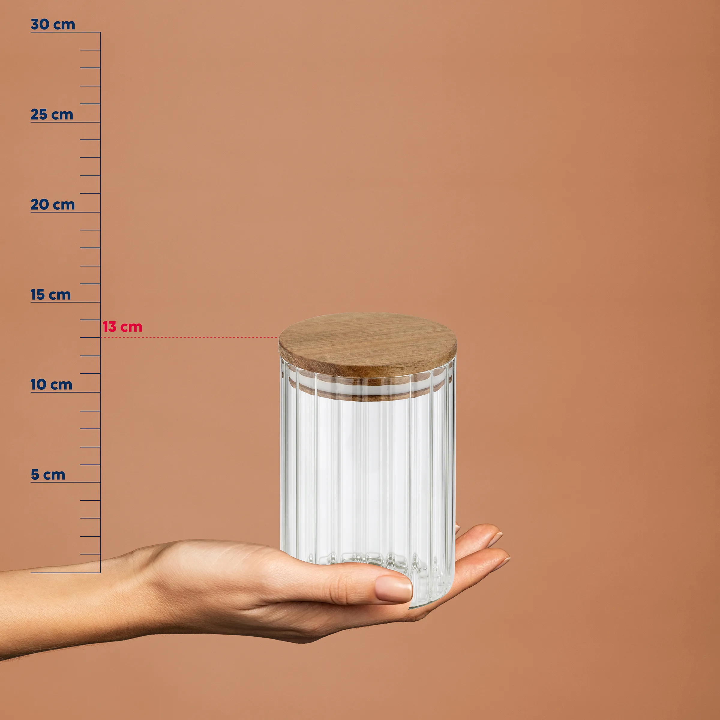 Vorratsglas mit Holzdeckel - Behältergröße und Maße Glaszylinder mit Holzdeckel in Hand auf Messskala, Höhe etwa 13 cm, Durchmesser etwa 8 cm