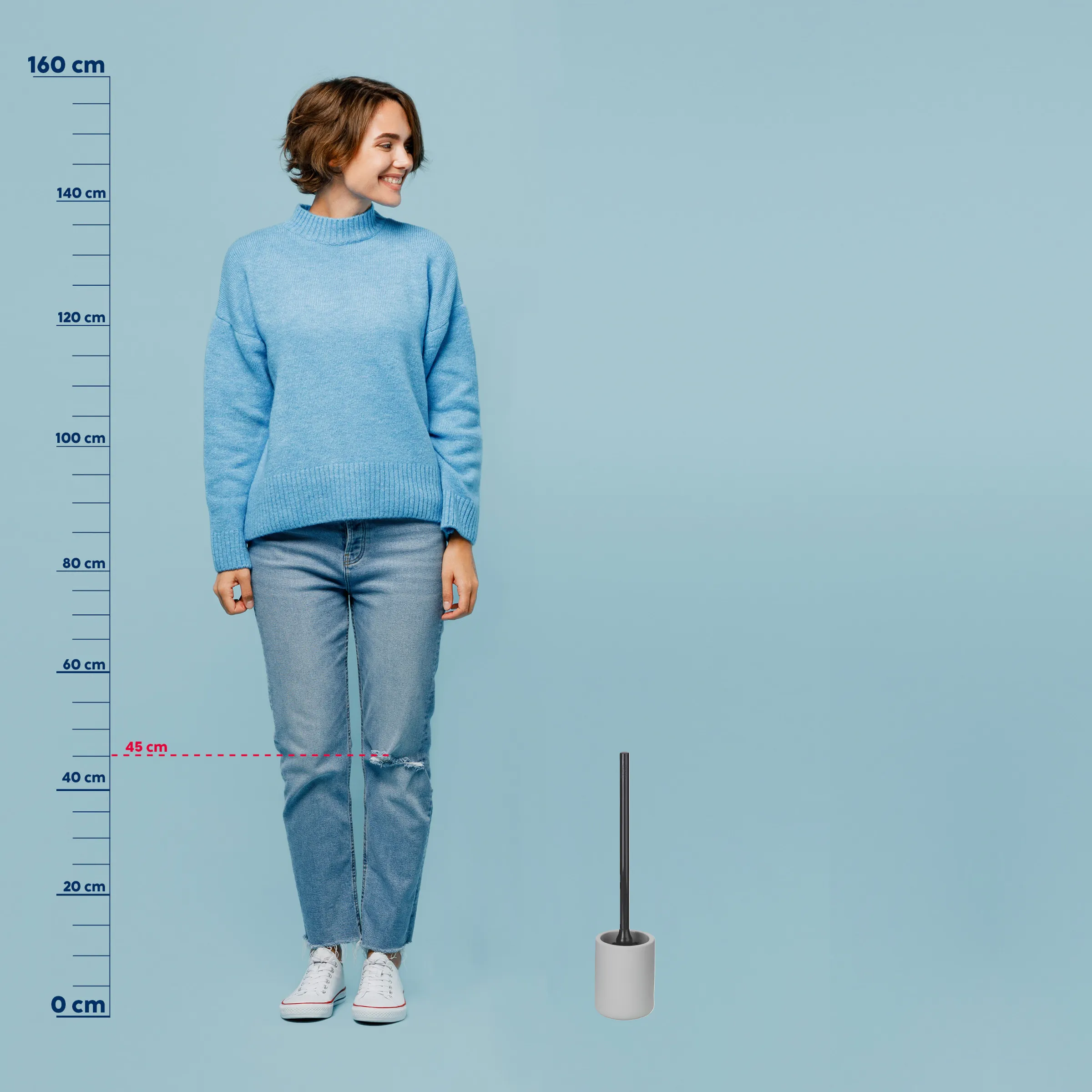 Strickpullover Größenberatung - Passform und Maße Junge Frau in hellblauem Strickpullover und zerrissenen Jeans steht vor blauem Hintergrund mit Größenskala