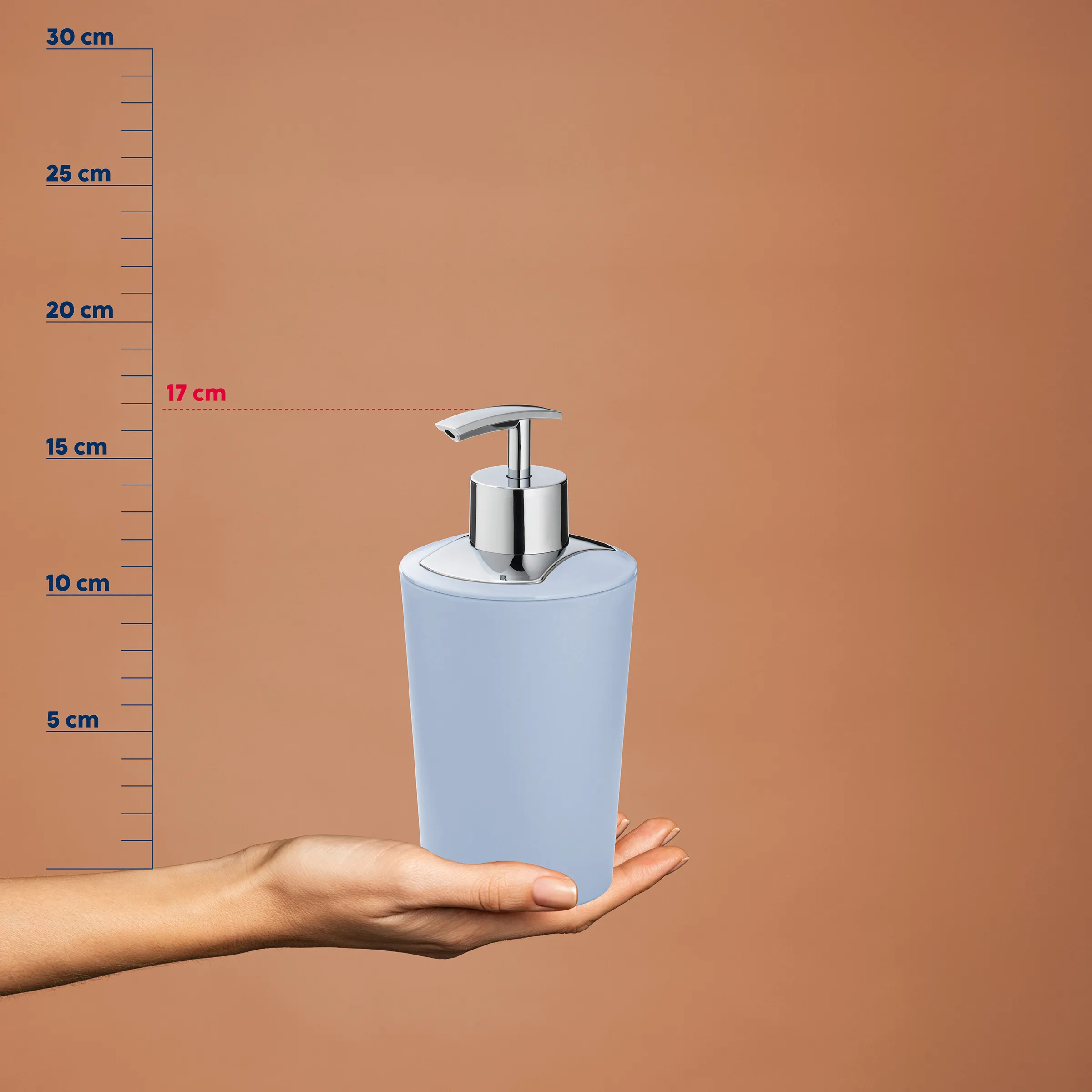 Hellblaue Seifenspender mit Metallpumpe auf der Handfläche, Größenvergleich zeigt ca. 17 cm Höhe