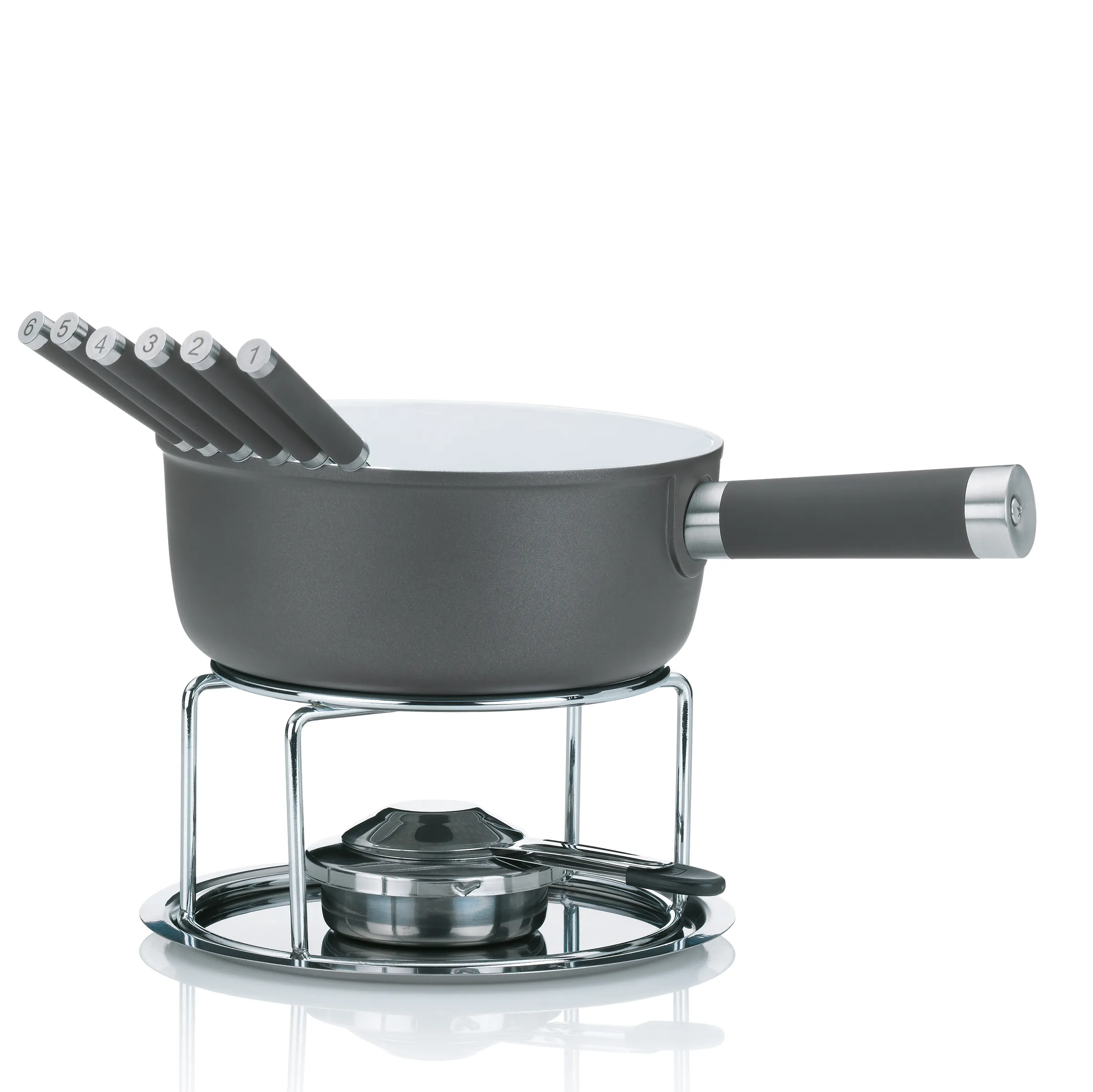 Fondueset mit Kochtopf und Fonduegabeln - Komplettes Set Grauer Fonduekochtopf mit schwarzem Griff, sechs Fonduegabeln und Metallständer mit Brenner auf weißem Hintergrund.