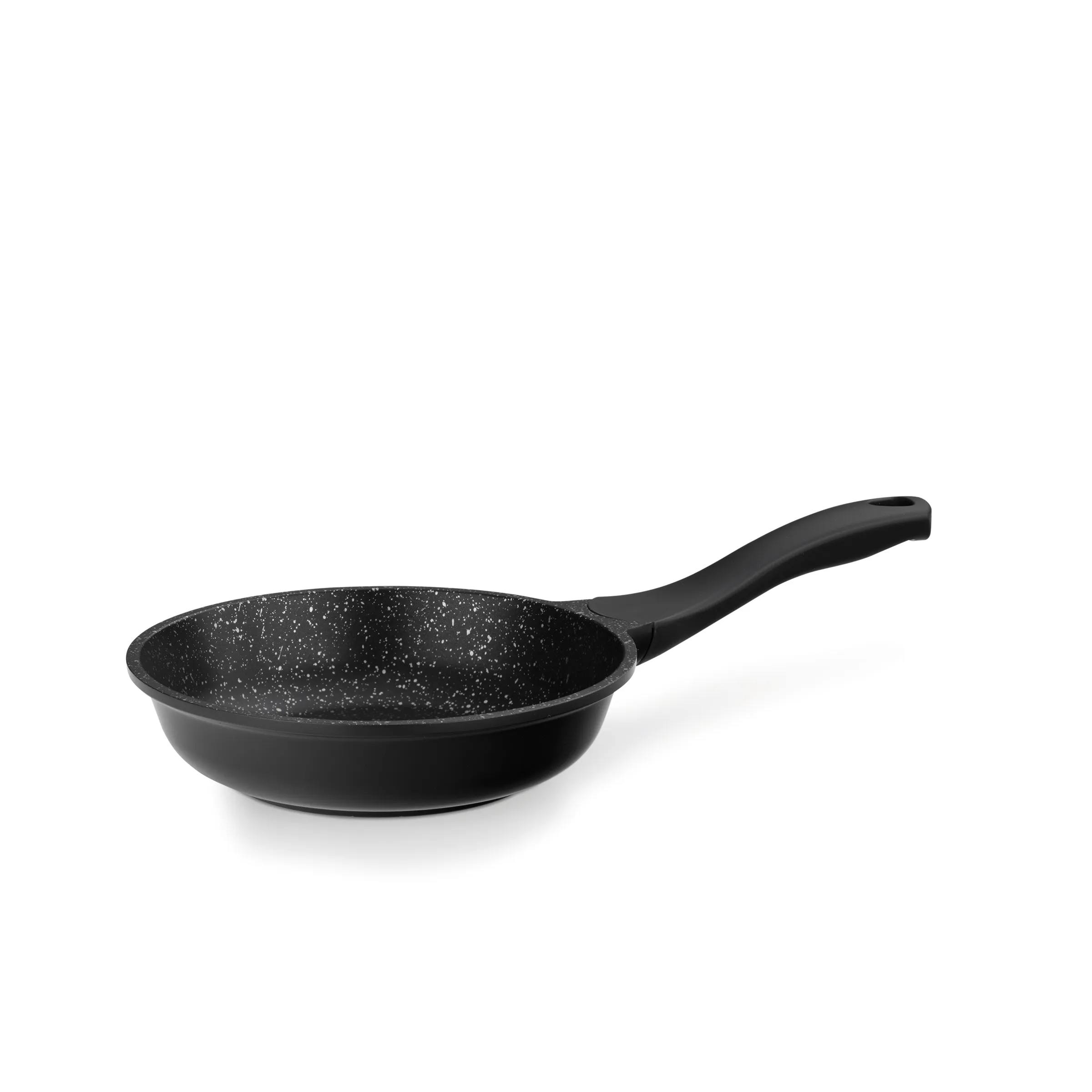 Bratpfanne mit Antihaft-Steinbeschichtung Schwarze Bratpfanne mit Steinbeschichtung und schwarzem Griff auf weißem Hintergrund