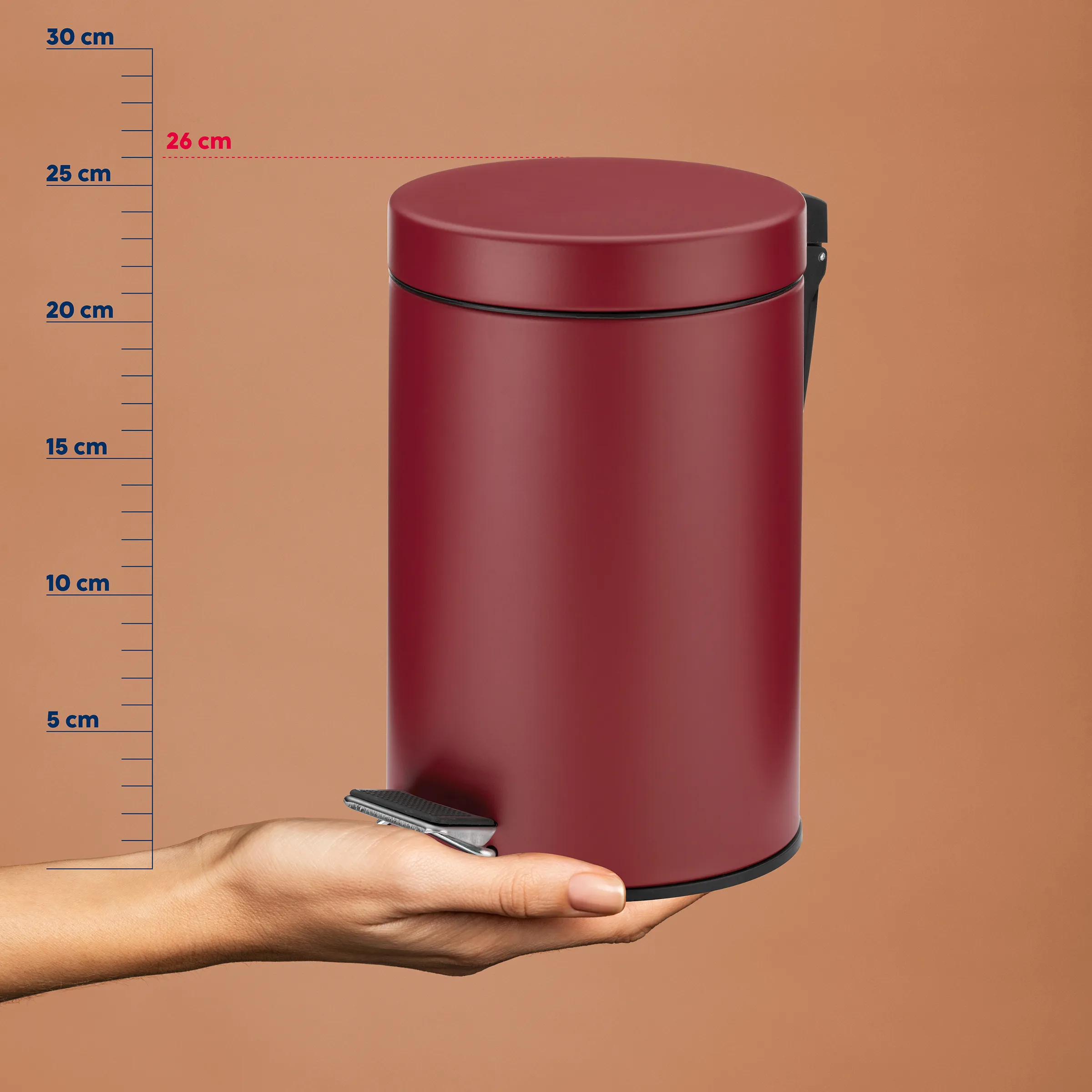 Poubelle à pédale rouge - Compact bac à ordures Poubelle rouge bordeaux avec couvercle noir tenue en main, comparaison de taille jusqu'à 30 cm