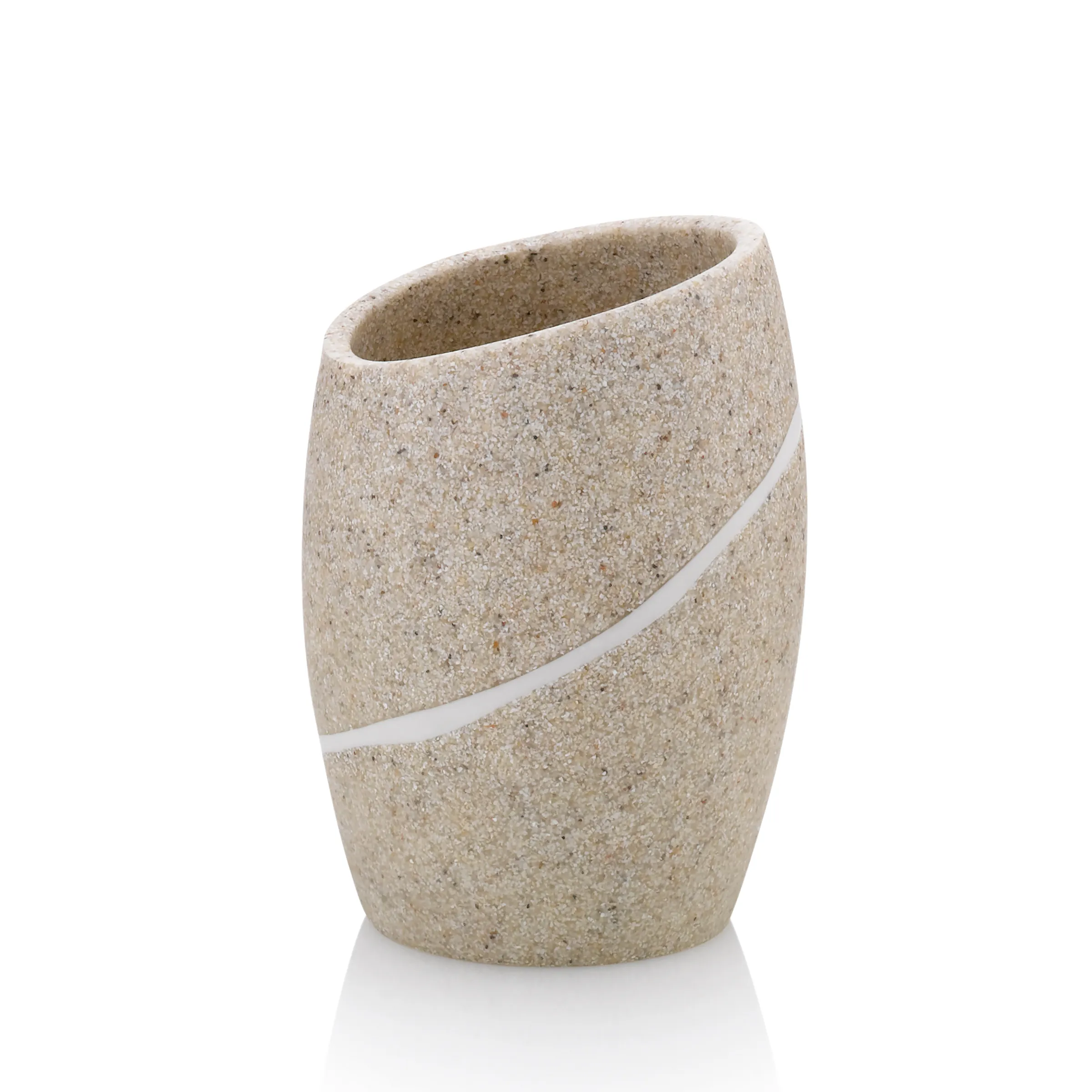 Beige Keramikbecher mit rauer Oberfläche und weißen Designlinien auf weißem Hintergrund.