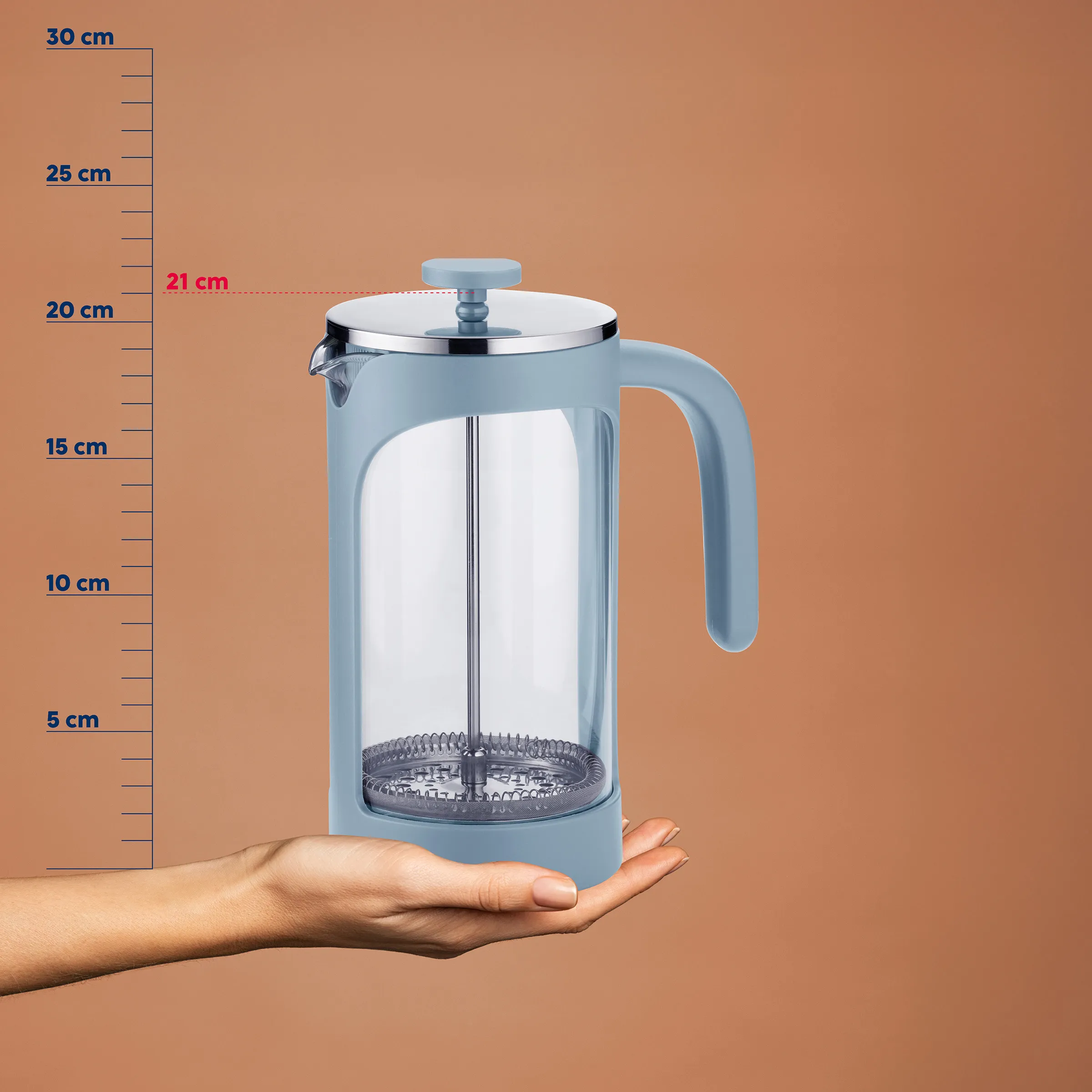 Kaffeepresse 21 cm - French Press Kaffeebereiter in Hellblau mit Glaskolben Hellblaue Kaffeepresse mit Glaskolben und Chromdeckel, 21 cm hoch, auf Hand vor Maßstab