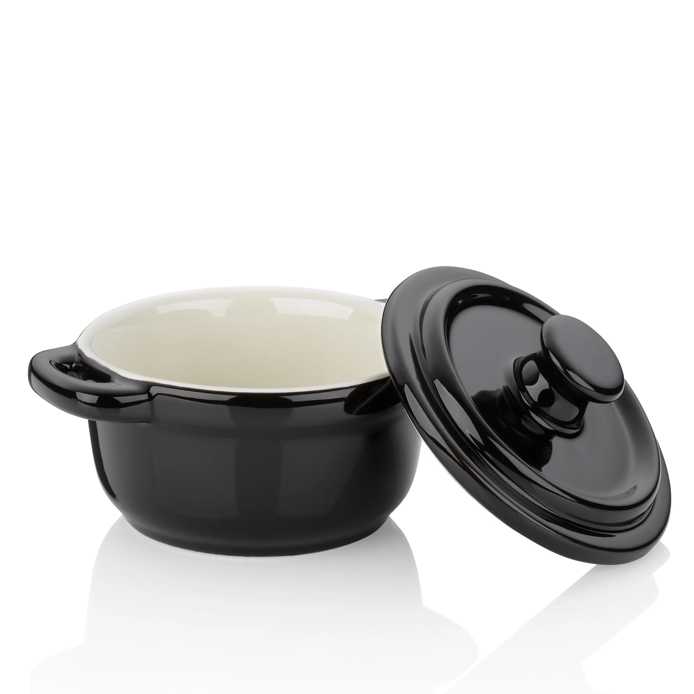 Schmortopf schwarz Keramik mit Deckel Schwarzer Schmortopf mit Deckel aus Keramik, cremefarbenes Inneres, glänzende Oberfläche, mit Griffen.