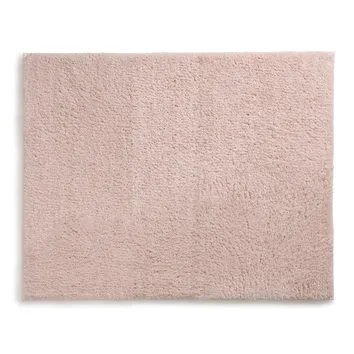 Rosa Badematte mit weicher Hochflor-Textur auf weißem Hintergrund