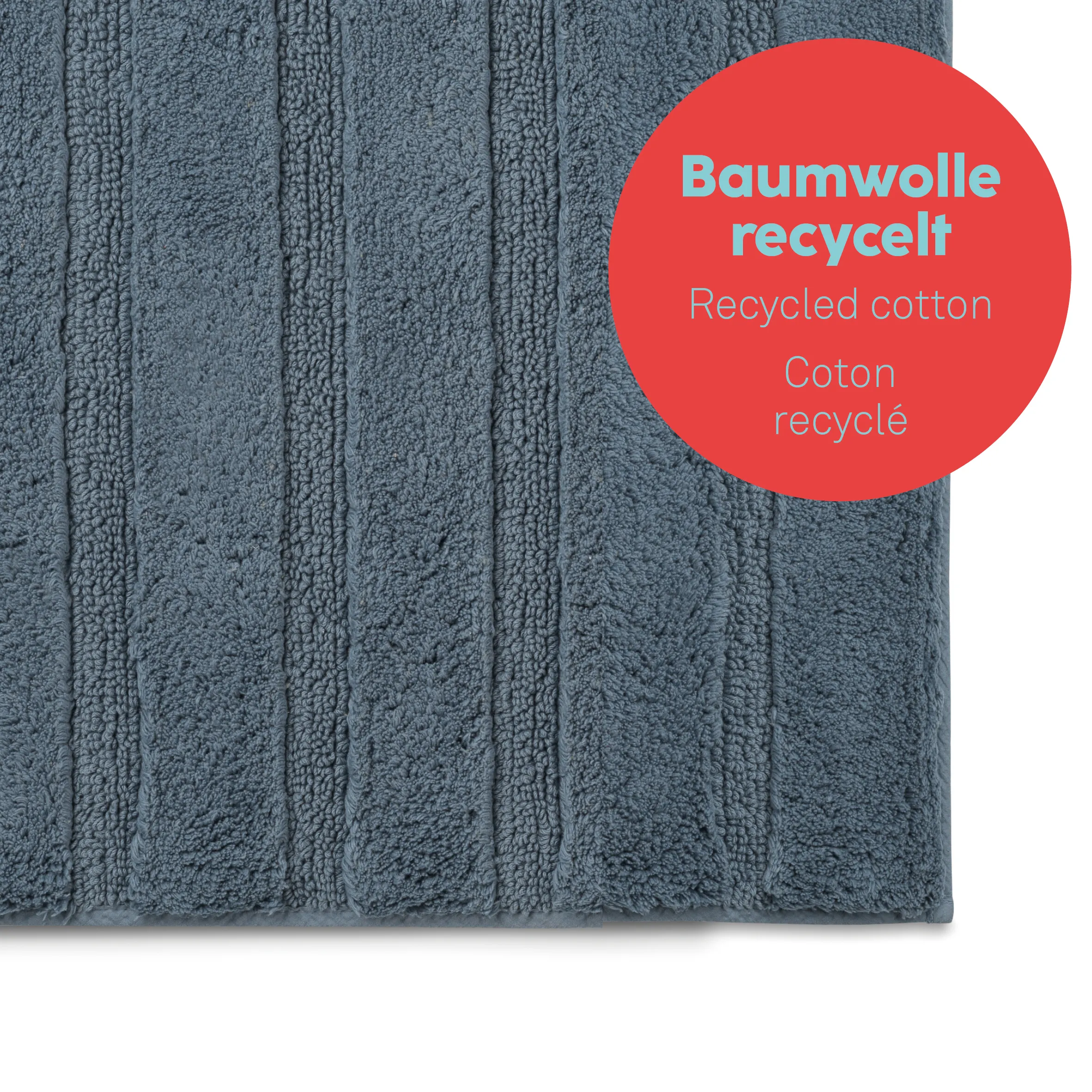 Recycelte Baumwolle Frotteetuch - Nachhaltige Handtücher aus recyceltem Material Blaugraues Frotteetuch aus recycelter Baumwolle mit rotem Siegel, Nahaufnahme der strukturierten Oberfläche