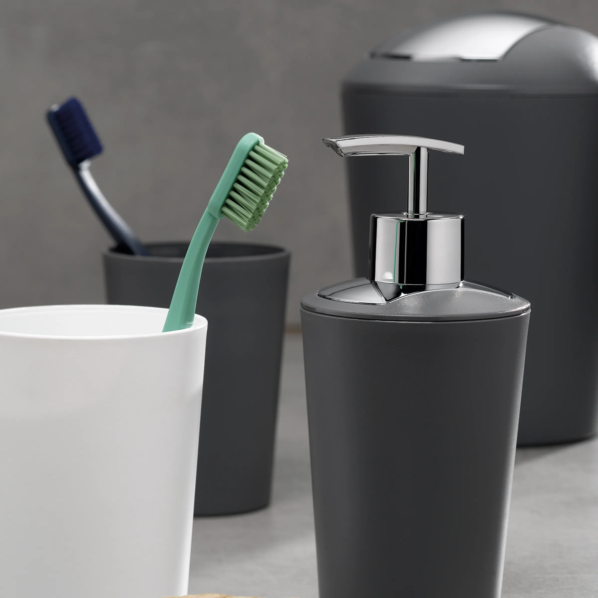 Badezimmer Accessoires Set - Zahnputzbecher und Seifenspender Badezimmer-Accessoires Set mit weißem Zahnputzbecher, grüner Zahnbürste, grauem Seifenspender und weiteren Behältern