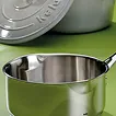 Edelstahlbecher für Outdoor und Camping – robuster Trinkbecher Edelstahlbecher neben Münze auf grüner Oberfläche