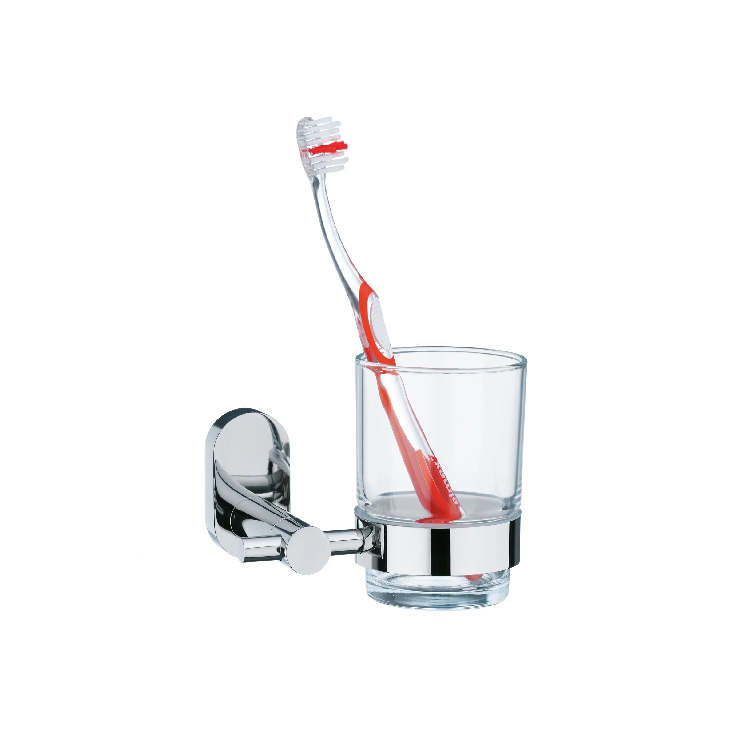 Zahnputzbecher mit Wandhalterung chrom - Badezimmer Zahnbürstenhalter aus Glas Verchromter Zahnputzbecher mit Wandhalterung und roter Zahnbürste auf weißem Hintergrund