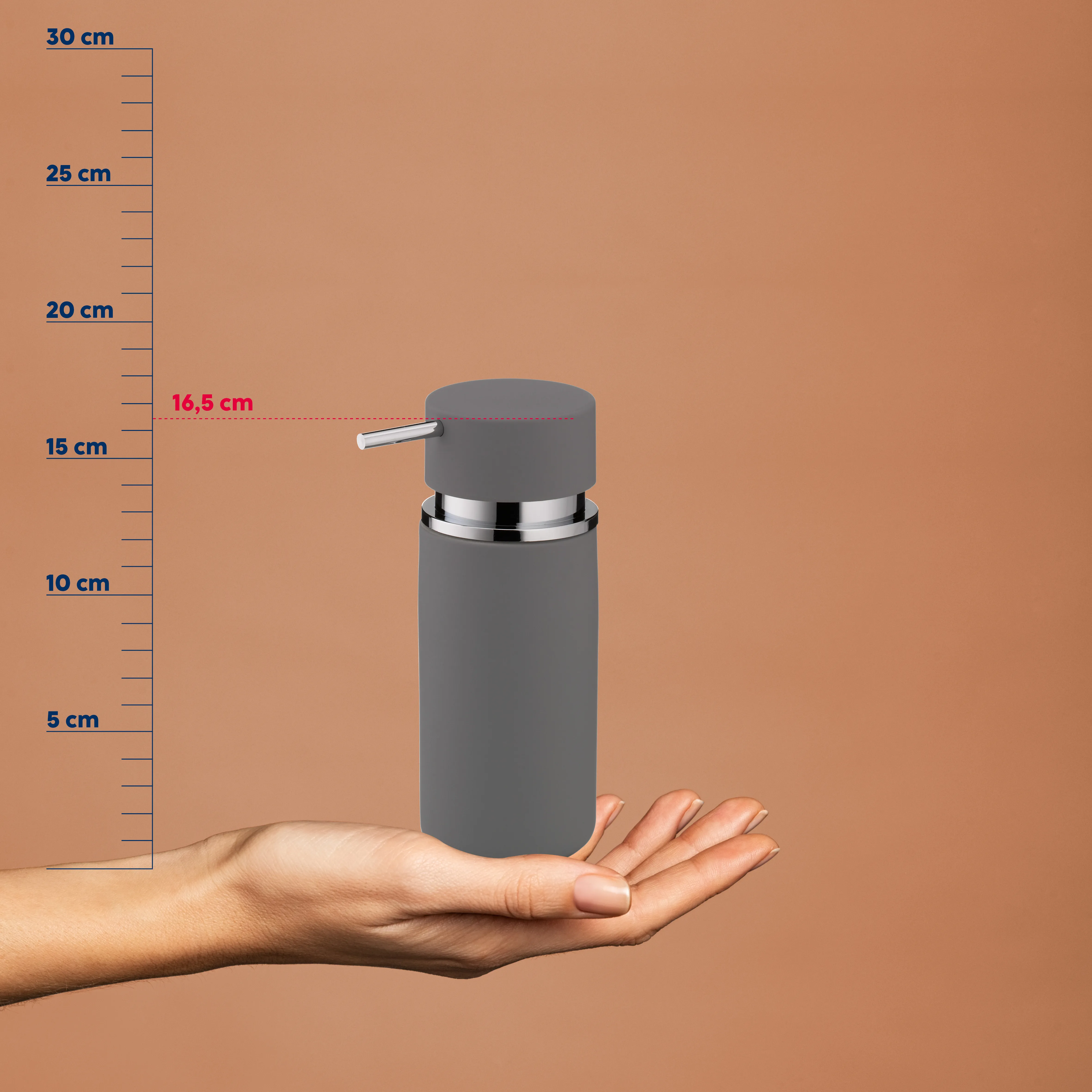 Seifenspender 250ml - Kompakter Desinfektionsspender Grauer Seifenspender mit Pumpventil in einer Hand, daneben eine Messskala mit Zentimeterangaben bis 30 cm.