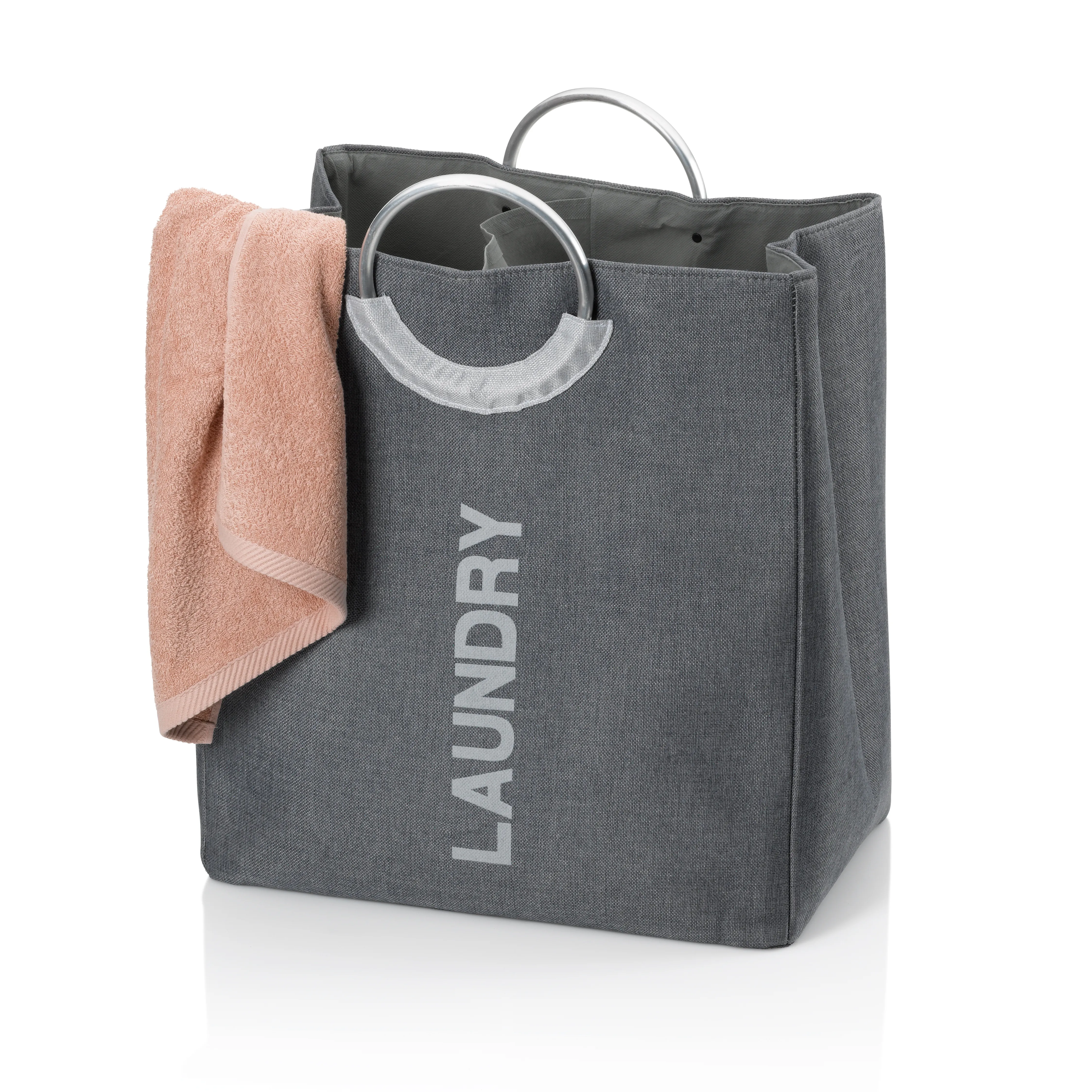 Wäschekorb grau mit Griffen und LAUNDRY Schriftzug - Wäschetasche Wäschesammler Graue Wäschetasche mit 'LAUNDRY' Aufdruck und runden Griffen, gefüllt mit rosa Handtuch auf weißem Hintergrund