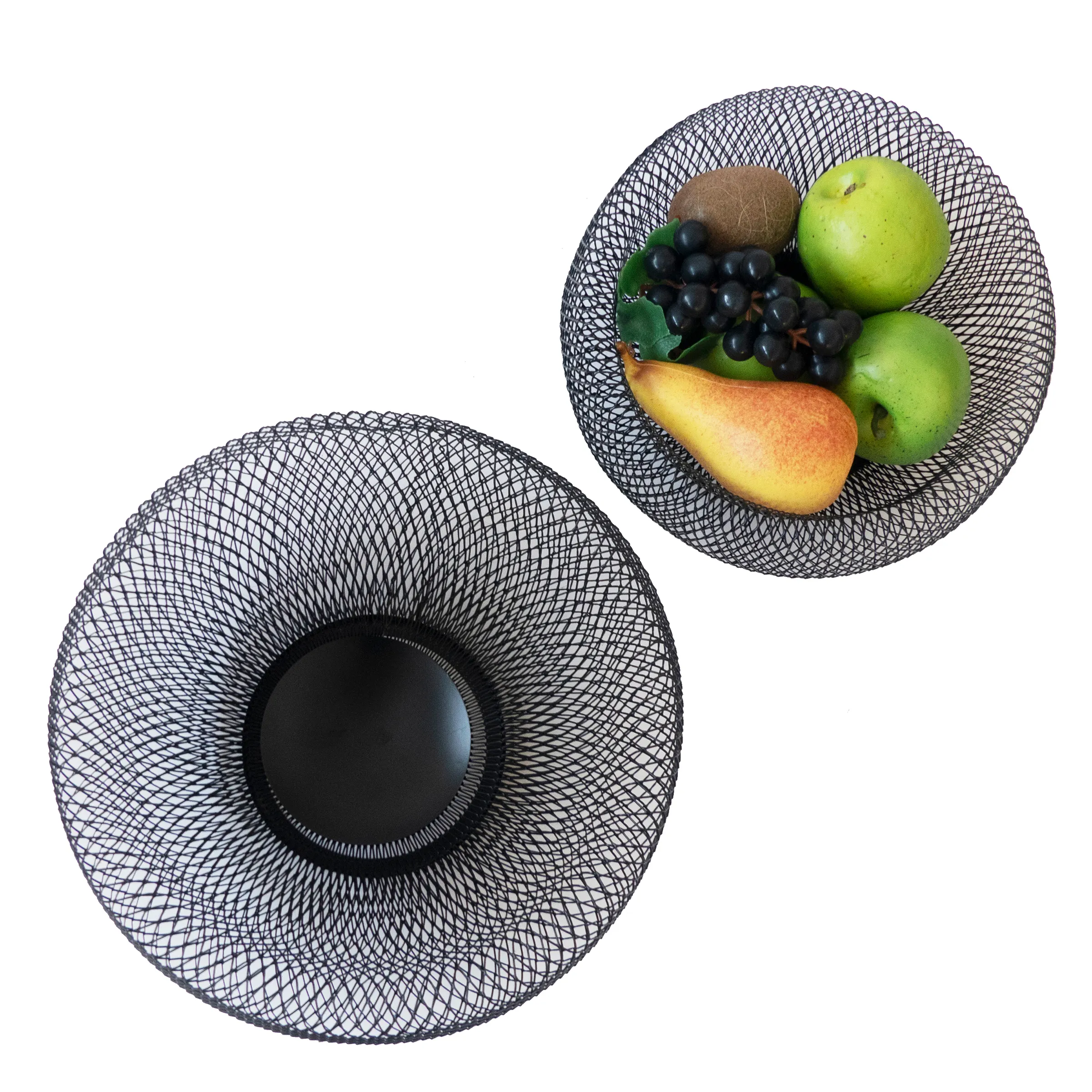 Obstkörbe aus Metall - Aufbewahrung für Früchte Zwei schwarze Metallkörbe von oben. Der linke ist leer, der rechte enthält grüne Äpfel, eine Birne, Trauben und eine Kiwi.