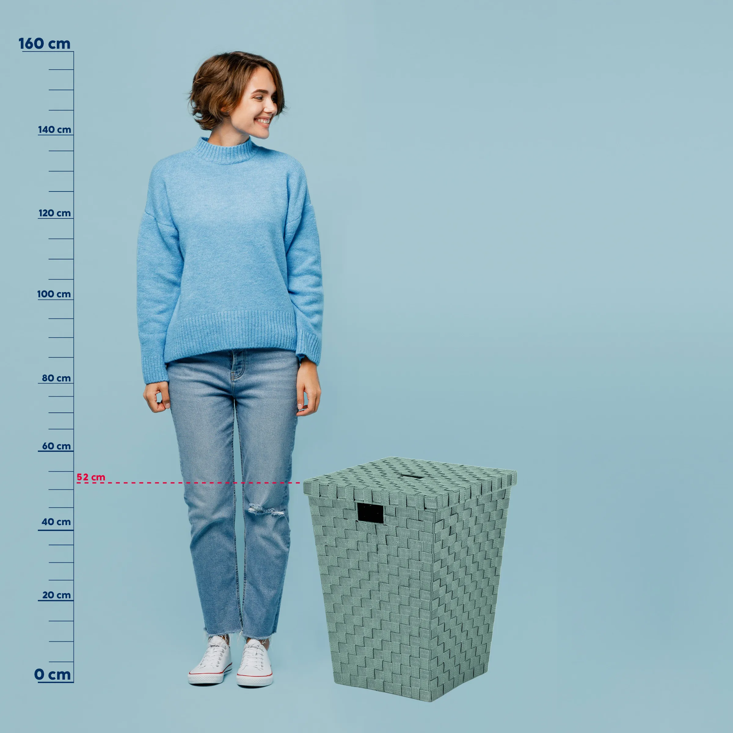 Geflochtener Wäschekorb mit Deckel 52 cm - Grüner Aufbewahrungskorb Grüner geflochtener Wäschekorb mit Deckel, 52 cm Höhe, neben Person vor Messskala
