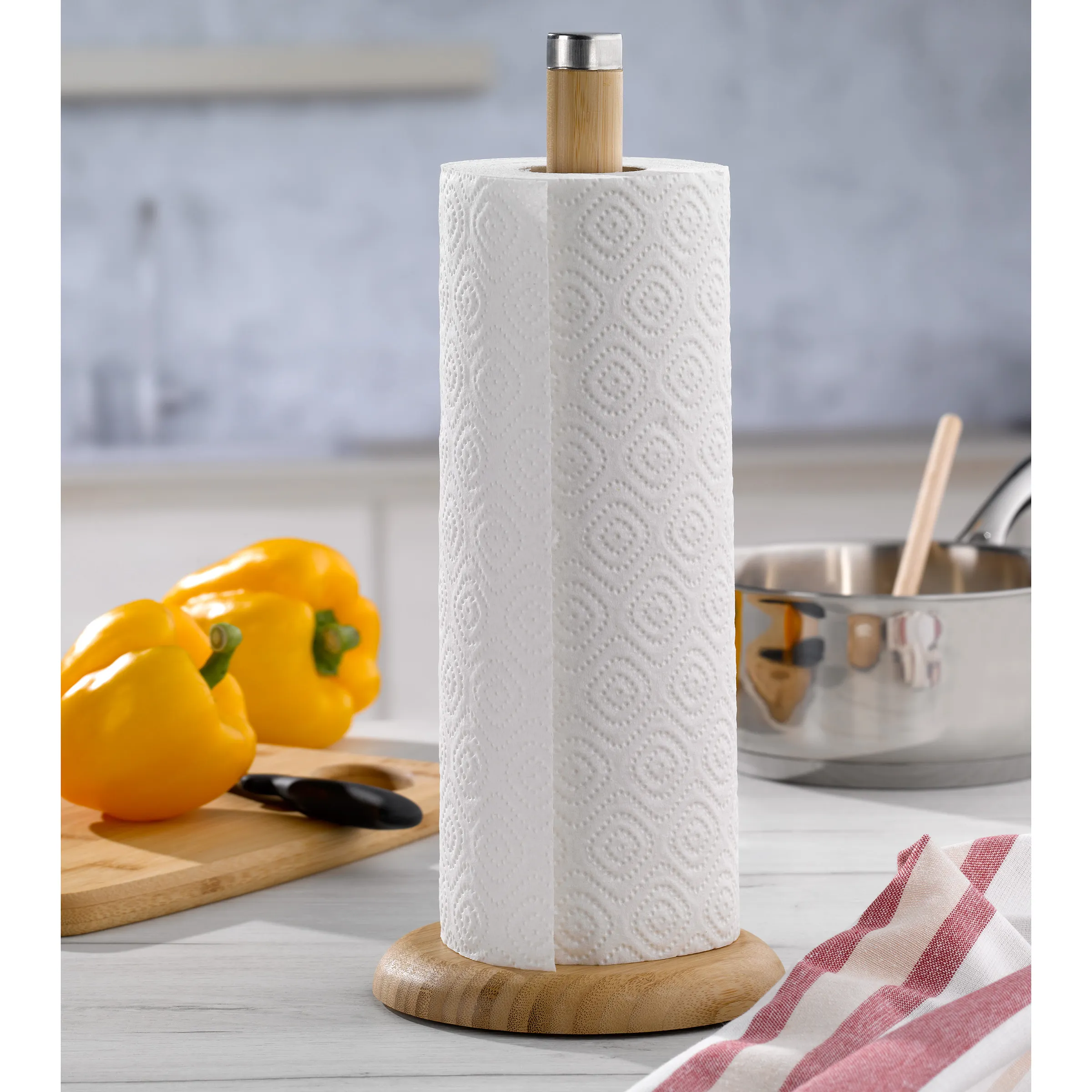 Küchenrollenhalter Holz - moderner Küchenständer Küchenrollenhalter aus Holz und Edelstahl mit weißer Küchenrolle auf weißem Holztisch
