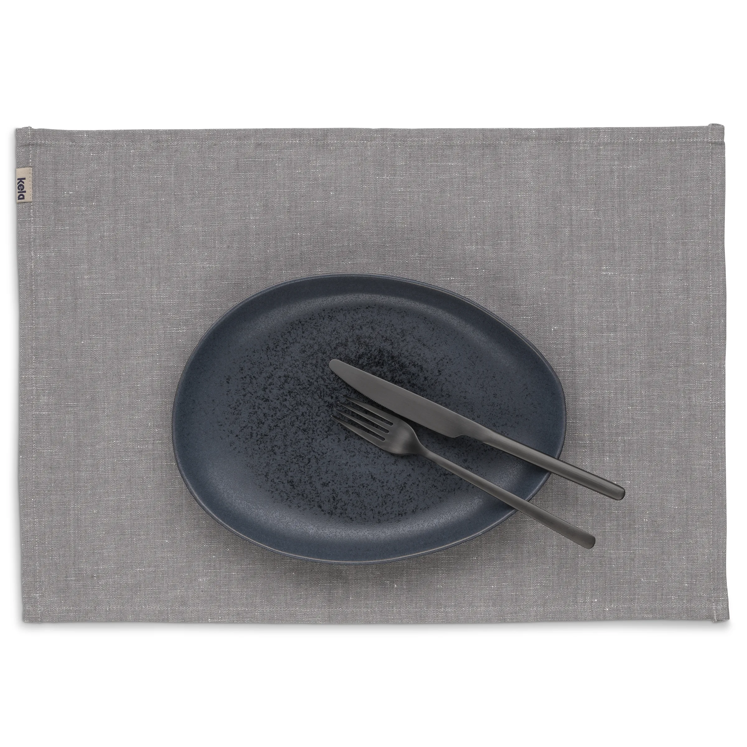 Moderner Keramikteller mit Besteck und Leinenplatzset Dunkler Keramikteller mit Gabel und Messer auf grauem Leinenplatzset