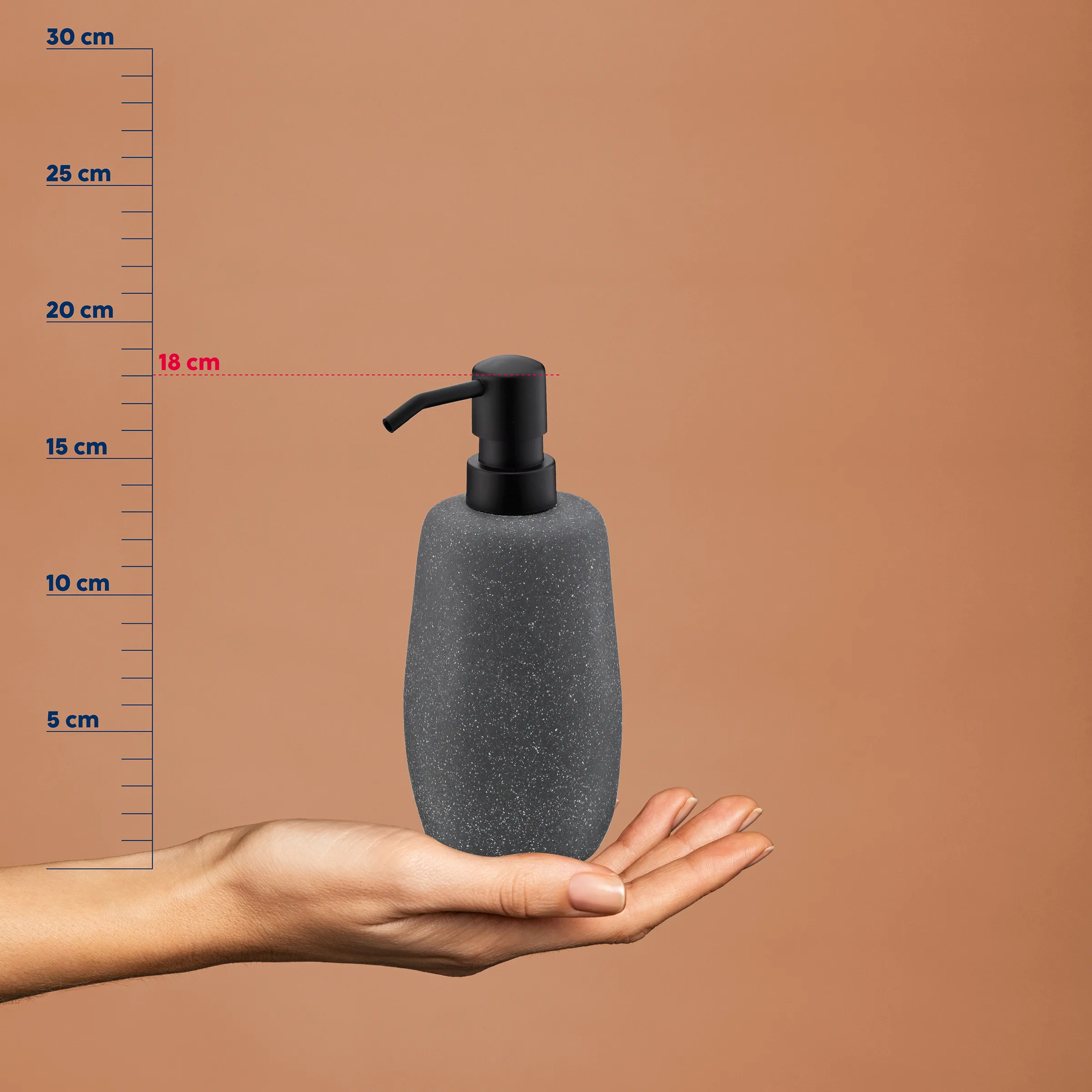 Schwarzer Seifenspender mit matter Textur auf Hand, Höhenmessung zeigt 18 cm, beiger Hintergrund