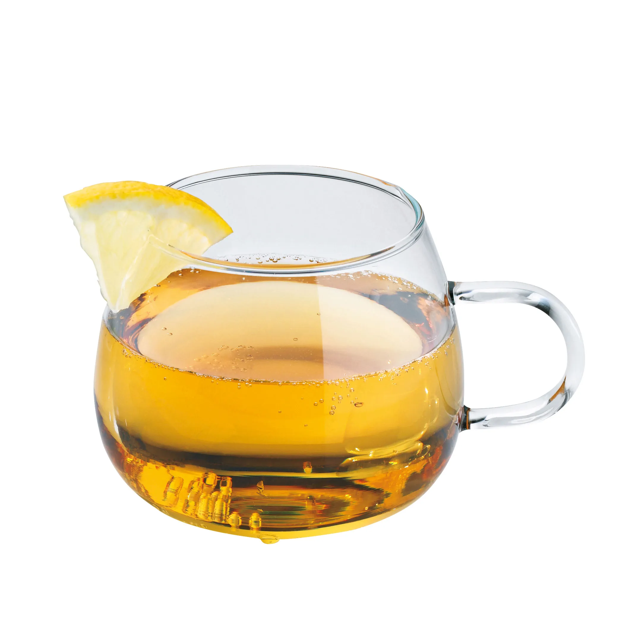 Glastasse mit Tee und Zitrone – Teeglas mit Henkel Glastasse mit goldenem Tee und Zitronenscheibe auf weißem Hintergrund