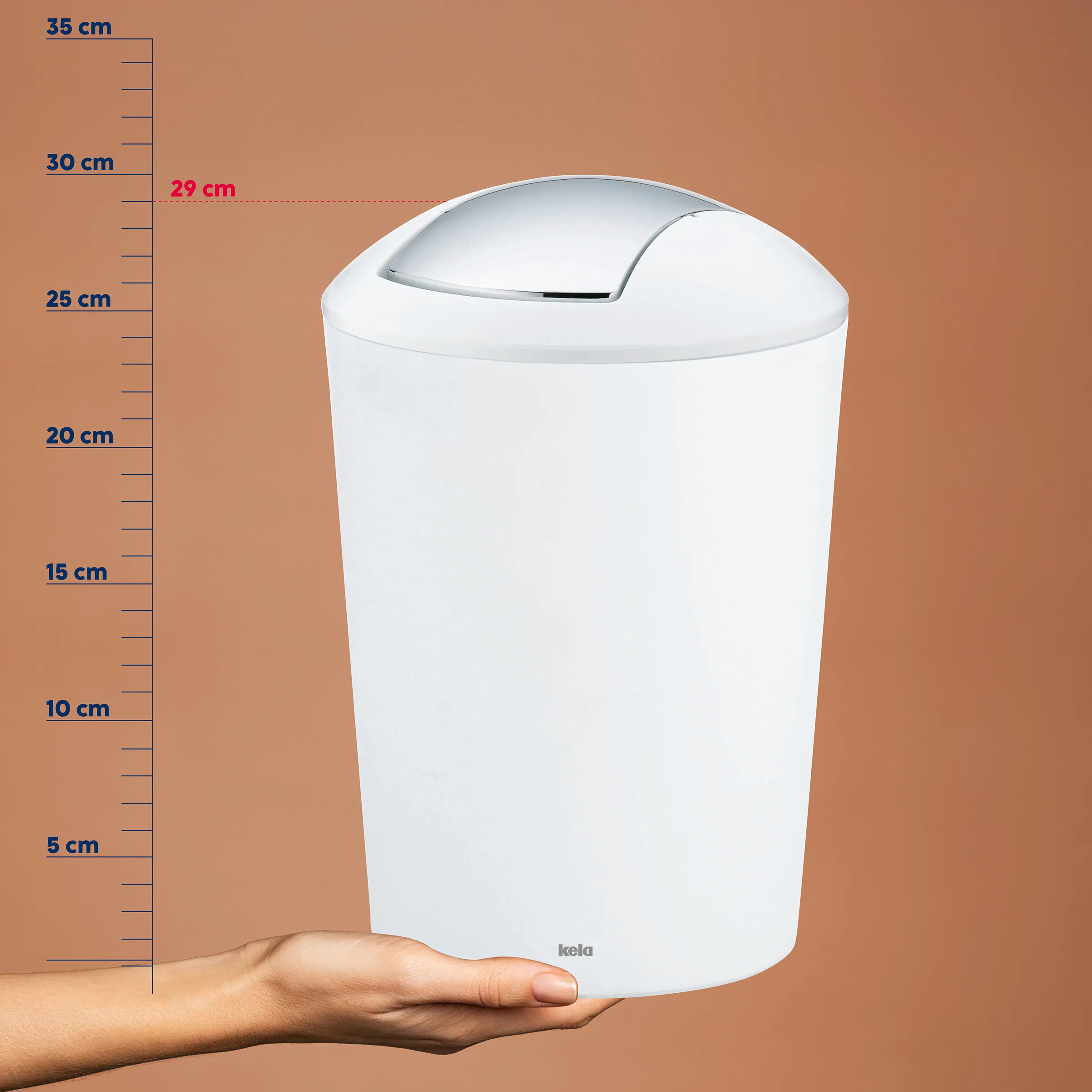 Weißer Windeleimer mit rundem Design und Öffnung oben, neben einer Messskala von 0-35 cm, etwa 29 cm breit.