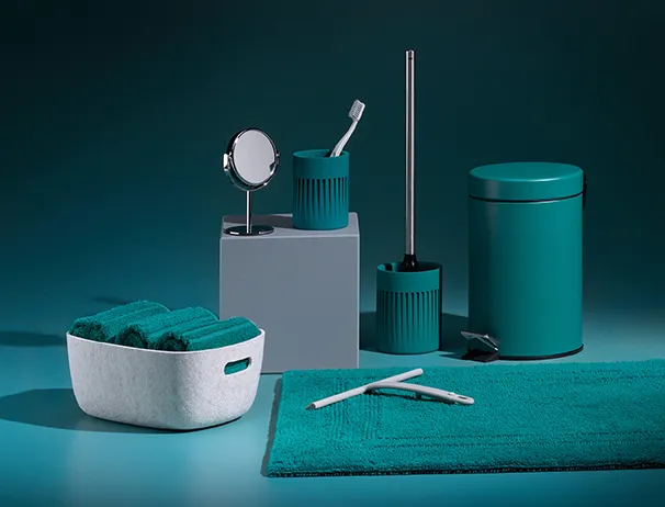 Badezimmer-Accessoires-Set mit teal-grünem Tablett, Spiegeln, Behältern, Zahnbürsten und Handtüchern auf dunkelblauem Hintergrund