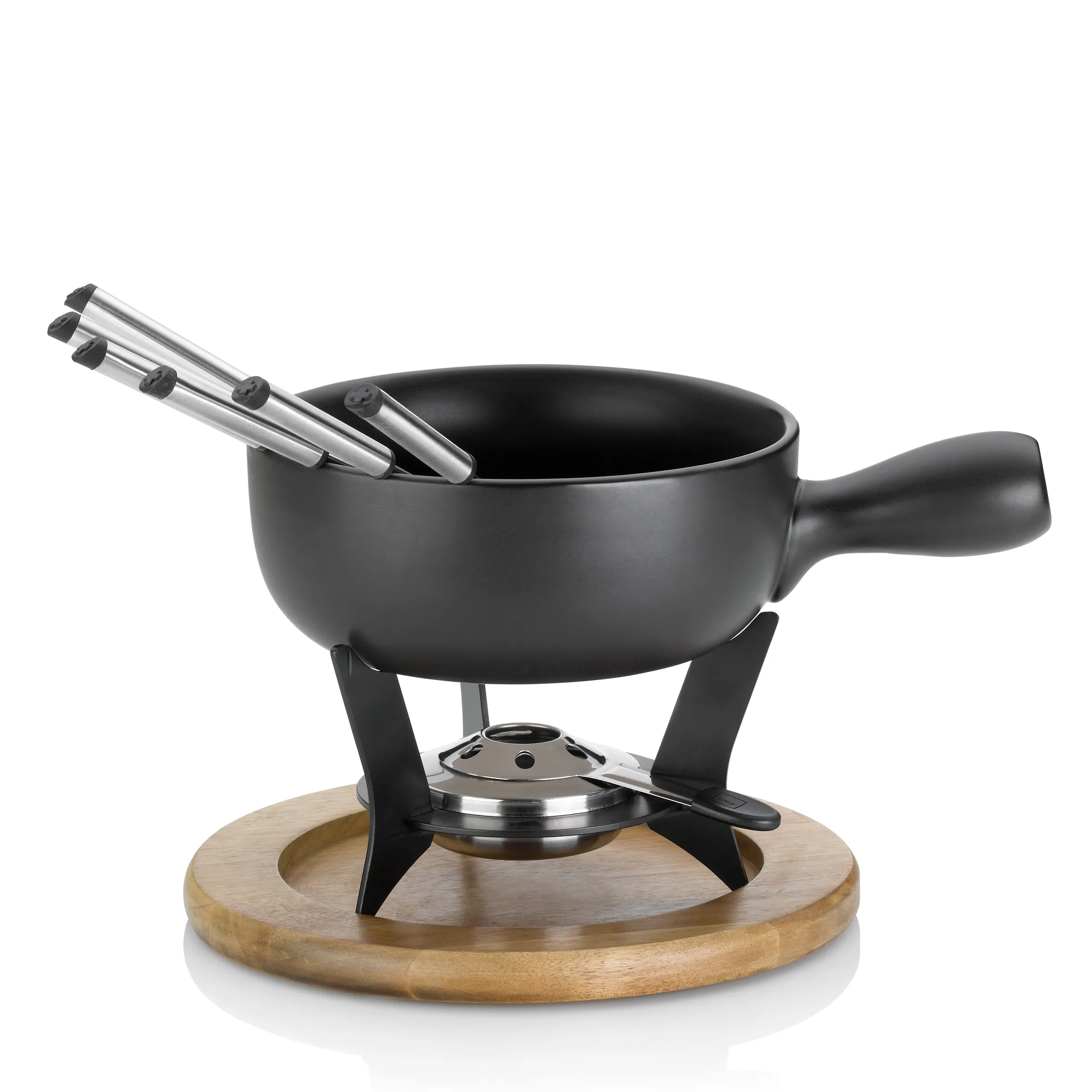 Fondue-Set schwarz mit Keramiktopf und Rechaud auf Holzbrett Schwarzes Fondue-Set mit Keramiktopf, Edelstahlbrenner, Holzbrett und Fondugabeln auf weißem Hintergrund