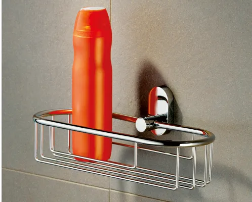 Edelstahl Badezimmer Wandregal mit Flaschenhalter Edelstahl-Wandregal mit Flaschenhalter hält eine orange Flasche und schwarze Behälter an grauer Wand