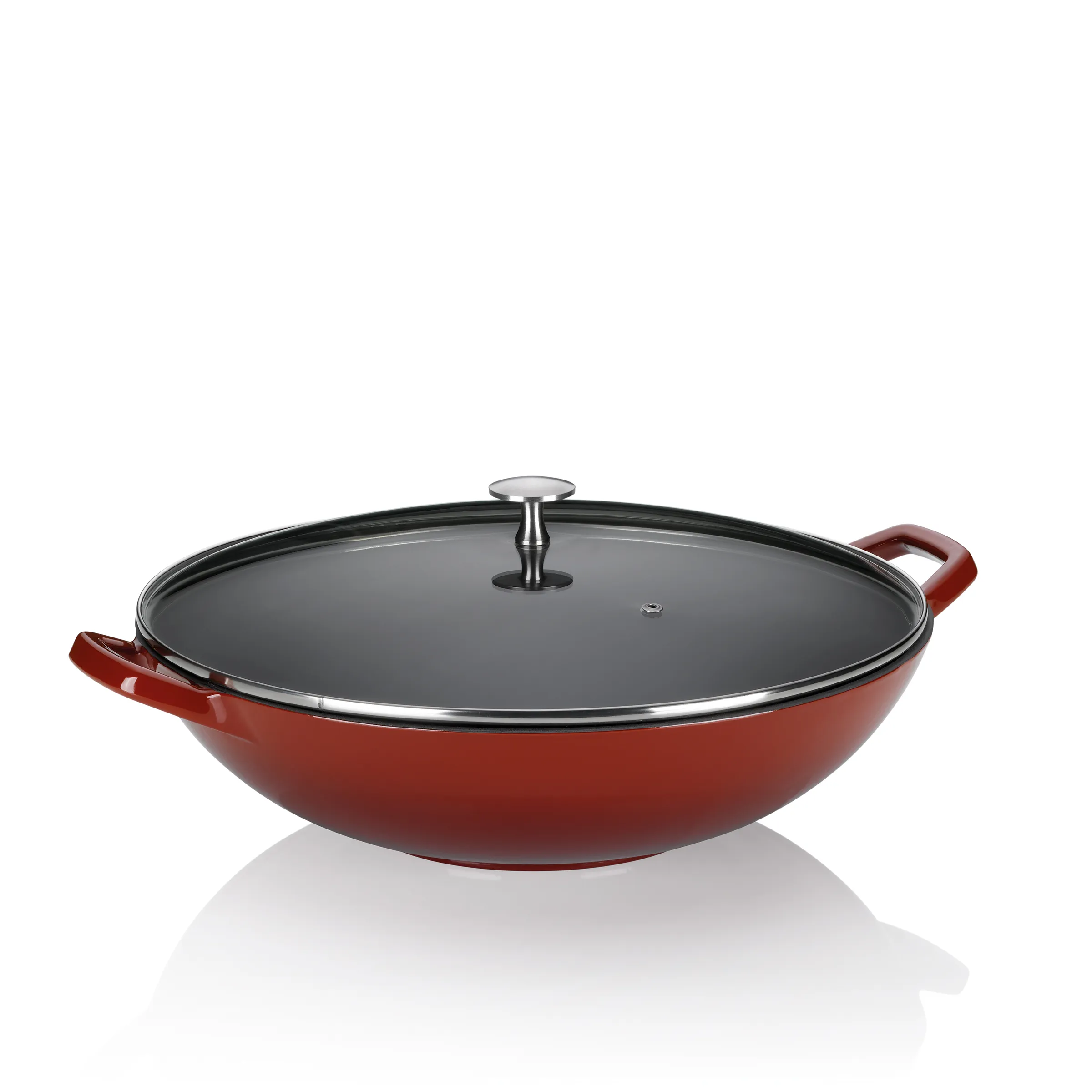 Gusseisen Wok mit Glasdeckel - Rote Bratpfanne Rote Gusseisen-Wok-Pfanne mit schwarzem Glasdeckel und ergonomischen Griffen, freigestellt vor weißem Hintergrund