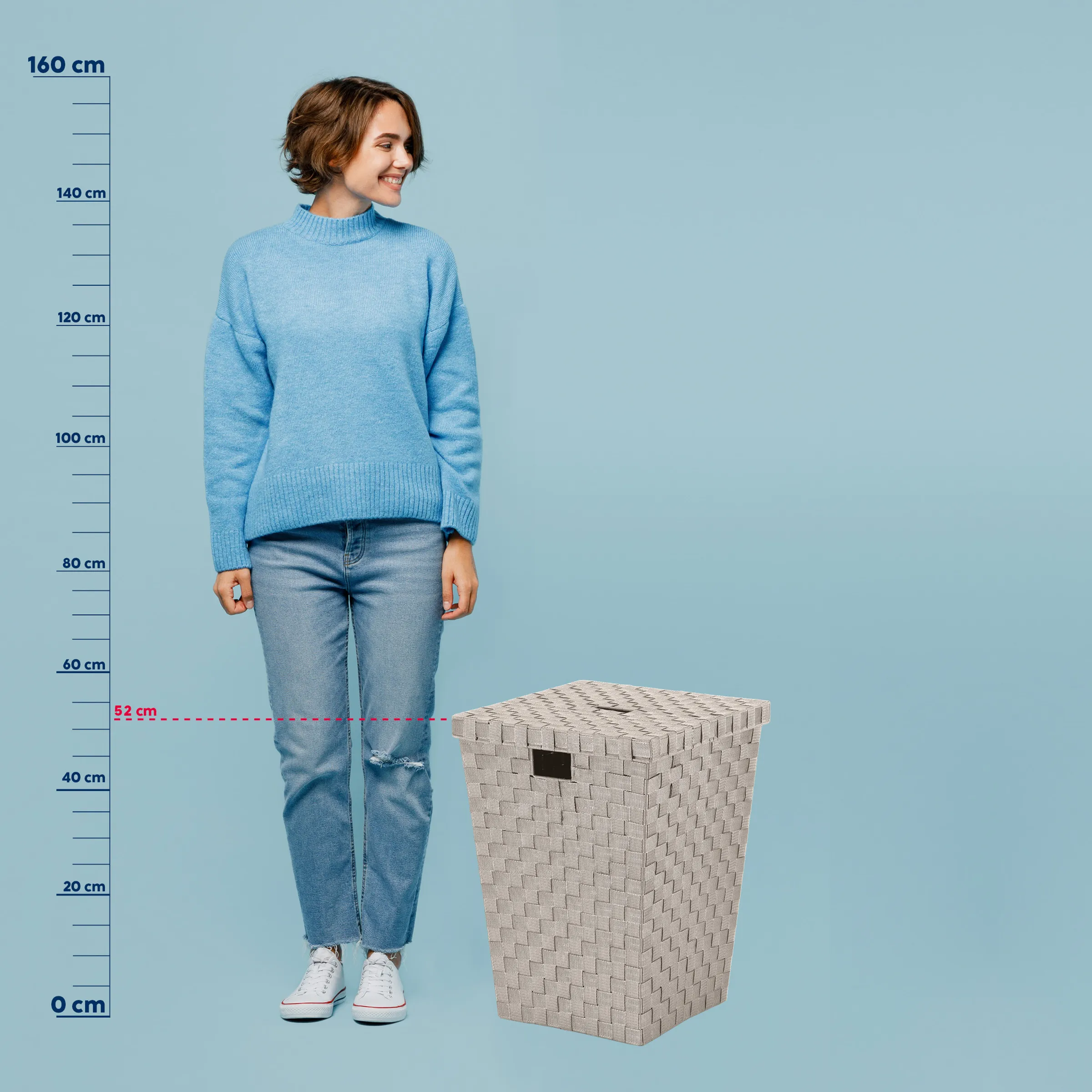 Geflochtener Wäschekorb in Beige mit Deckel, 52 cm hoch, neben Person mit Größenvergleich
