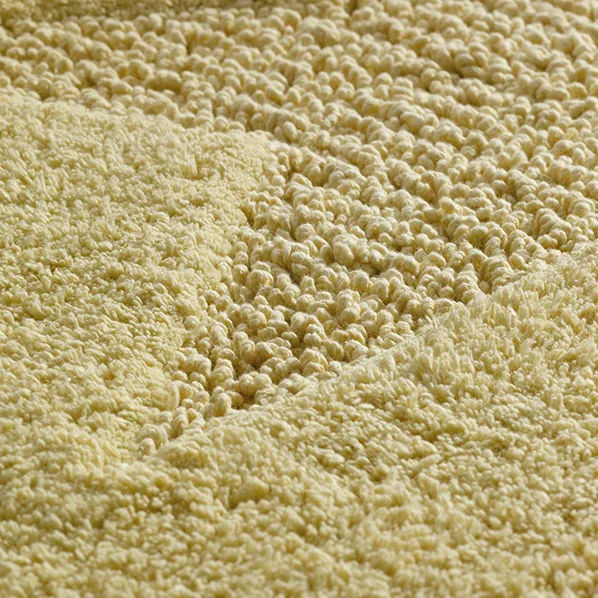 Nahaufnahme einer hellgelben Handtuch-Textur mit weichen Schlingen und Frottee-Oberfläche