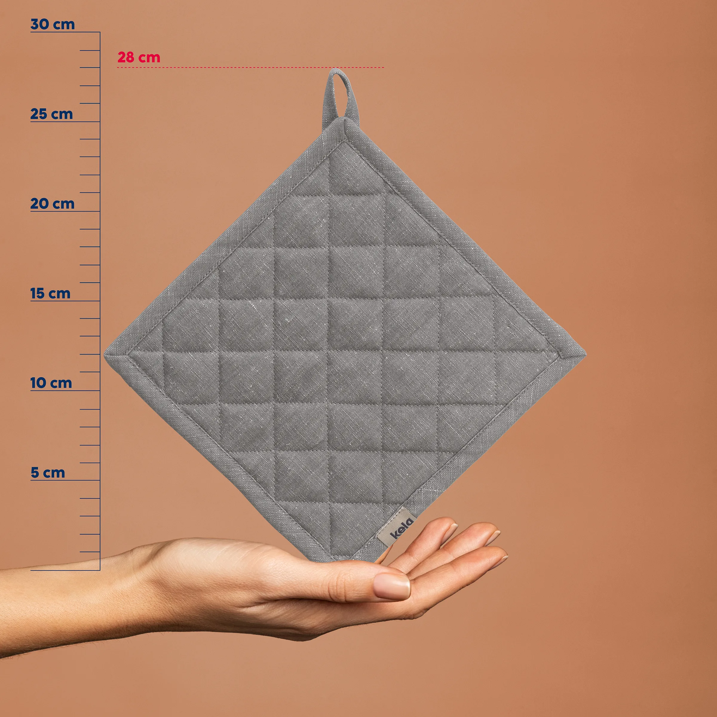 Graue Topflappen mit Schleife, Größe 28 cm, in der Hand gehalten neben Maßstab