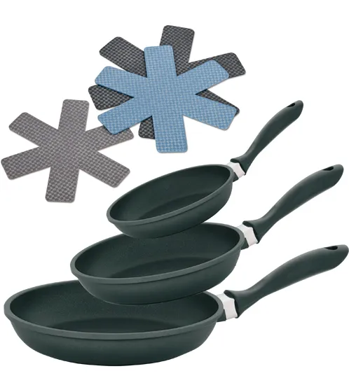 Pfannen-Set mit Spatel - Kochgeschirr im 3-teiligen Set Drei Pfannen mit Griffen in verschiedenen Größen und zwei Spatelutensilien mit Noppen in Grau und Blau