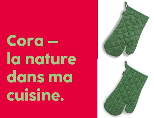 Gants de cuisine verts matelassés sur fond rouge avec texte "Cora - la nature dans ma cuisine"