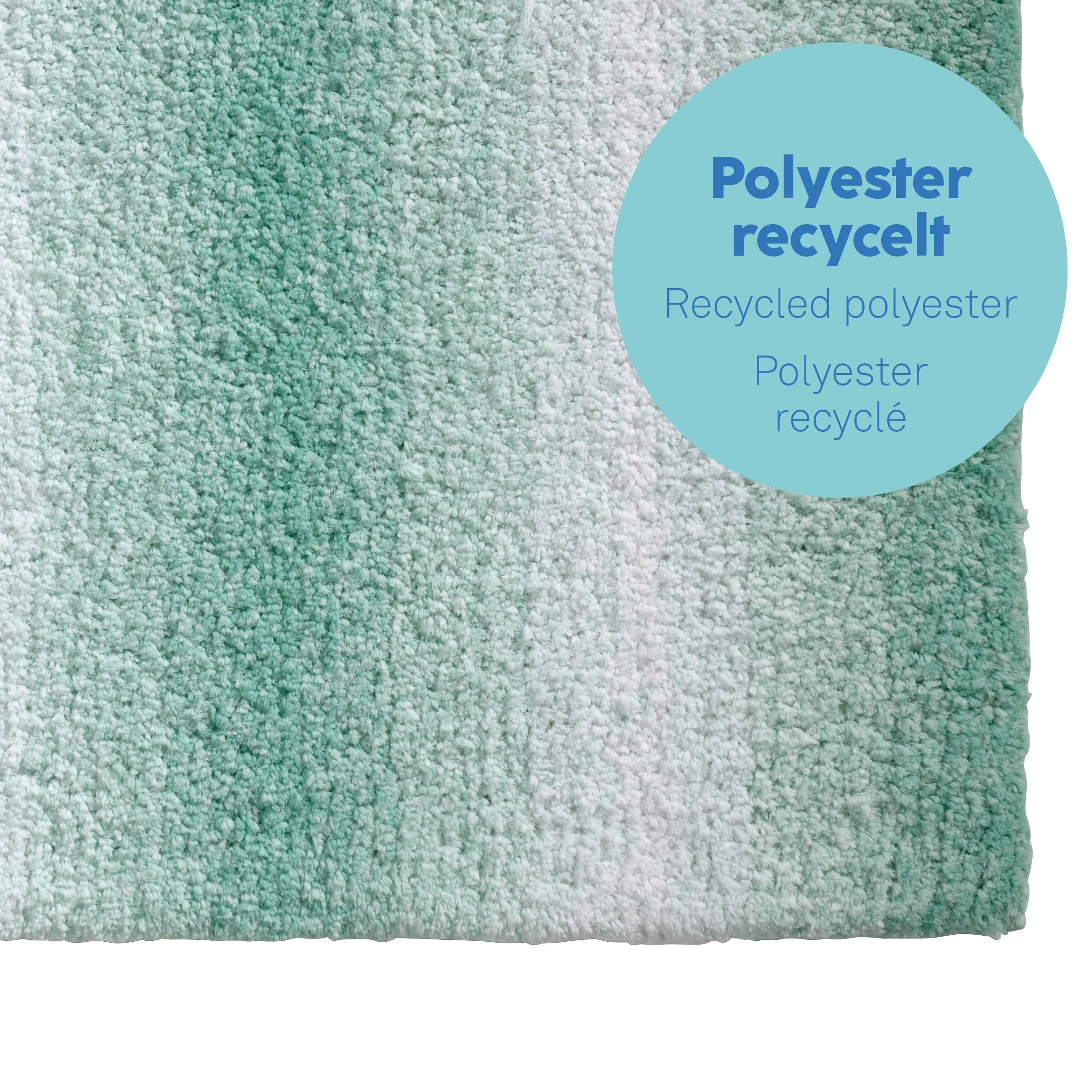 Recyceltes Polyester Textil - Nachhaltiger Stoff in Mint und Weiß Nahaufnahme eines mint-weißen Textils aus recyceltem Polyester mit blauem Hinweis-Label