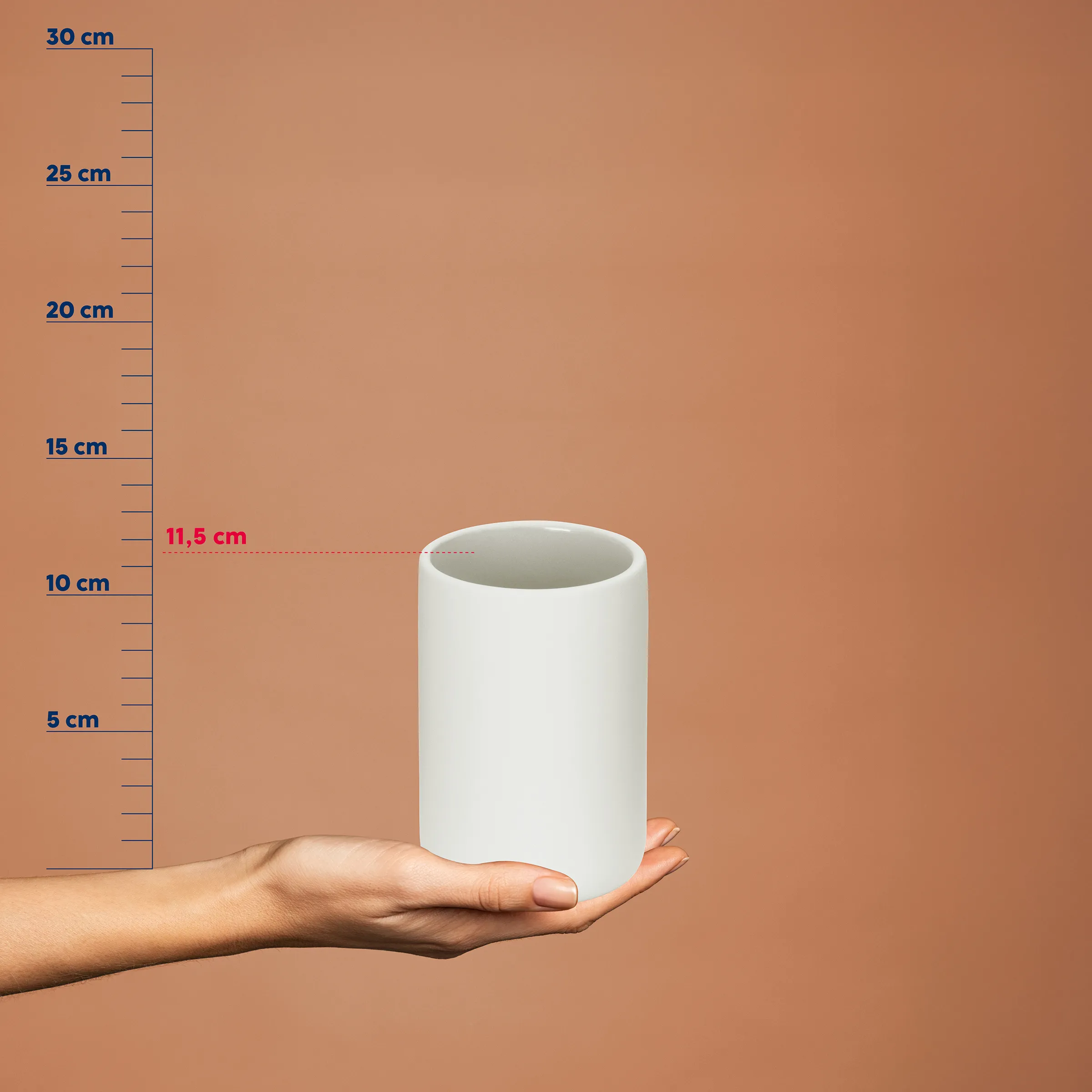 Hand hält weißen zylindrischen Behälter vor Messskala, Höhe 11,5 cm