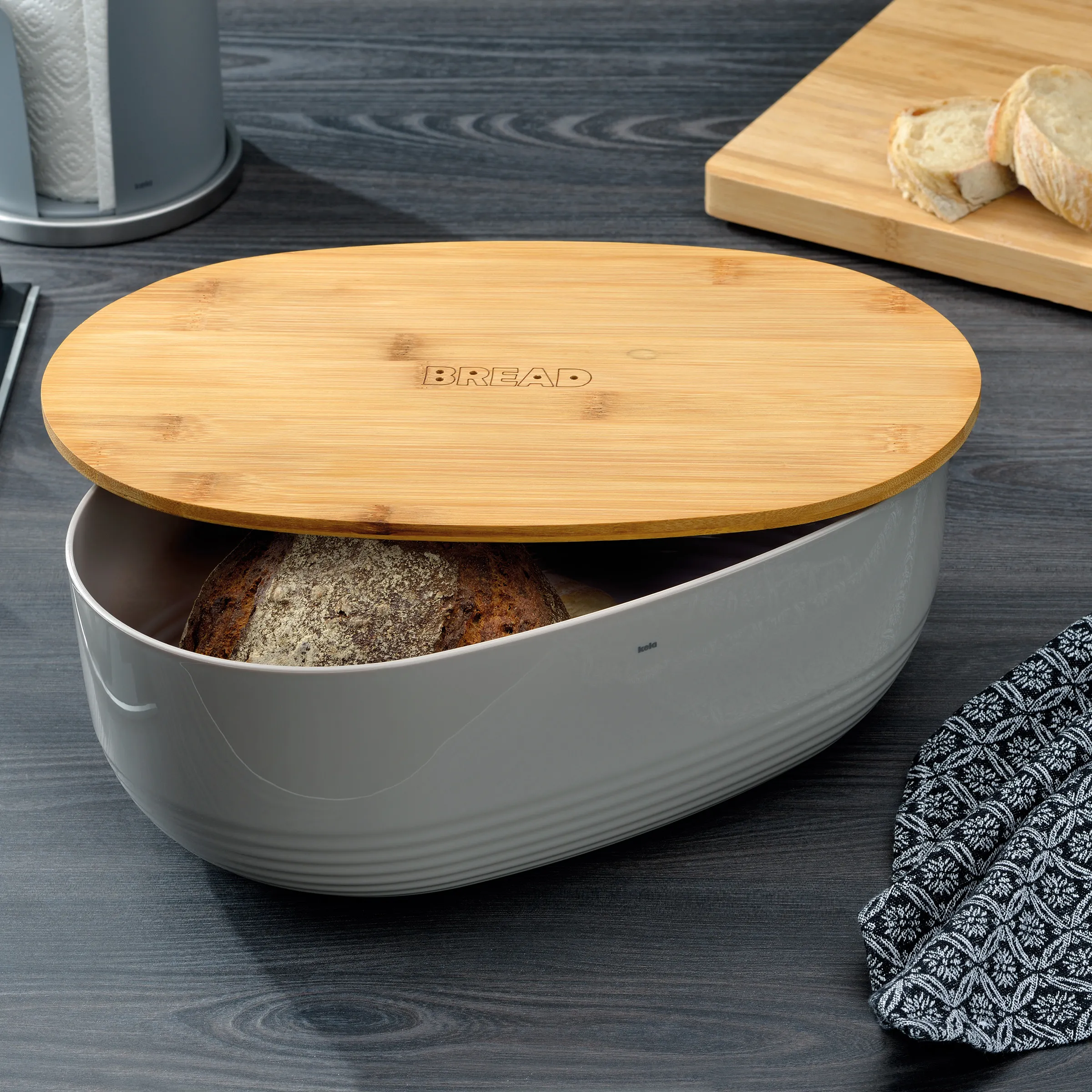 Brotdose Bambus mit Deckel - Moderne Aufbewahrung Weiße Brotdose mit Bambusdeckel und eingraviertem 'BREAD'-Schriftzug auf dunklem Holztisch