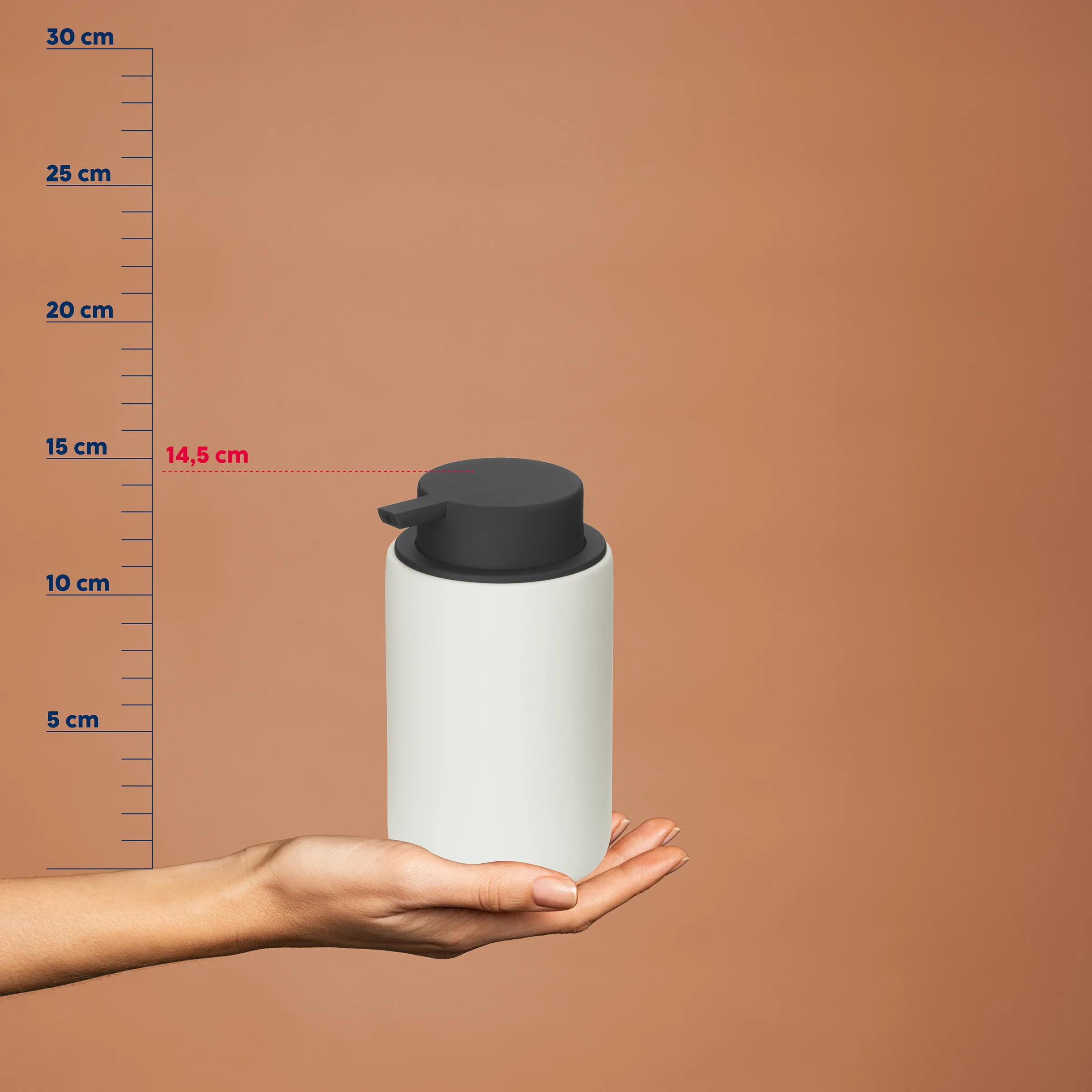 Pumpflasche weiß 250ml - Kosmetik Spender Weiße Pumpflasche mit schwarzem Pumpkopf in einer Hand vor Messskala, Höhe ca. 14,5 cm