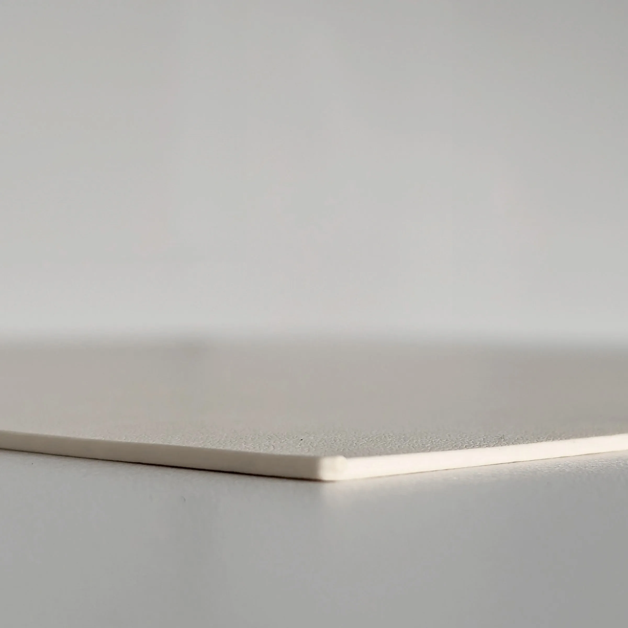 Schaumstoffplatte weiß - Leichtes Konstruktionsmaterial mit strukturierter Oberfläche Weiße Schaumstoffplatte mit strukturierter Oberfläche im Profil, Nahaufnahme des Materials